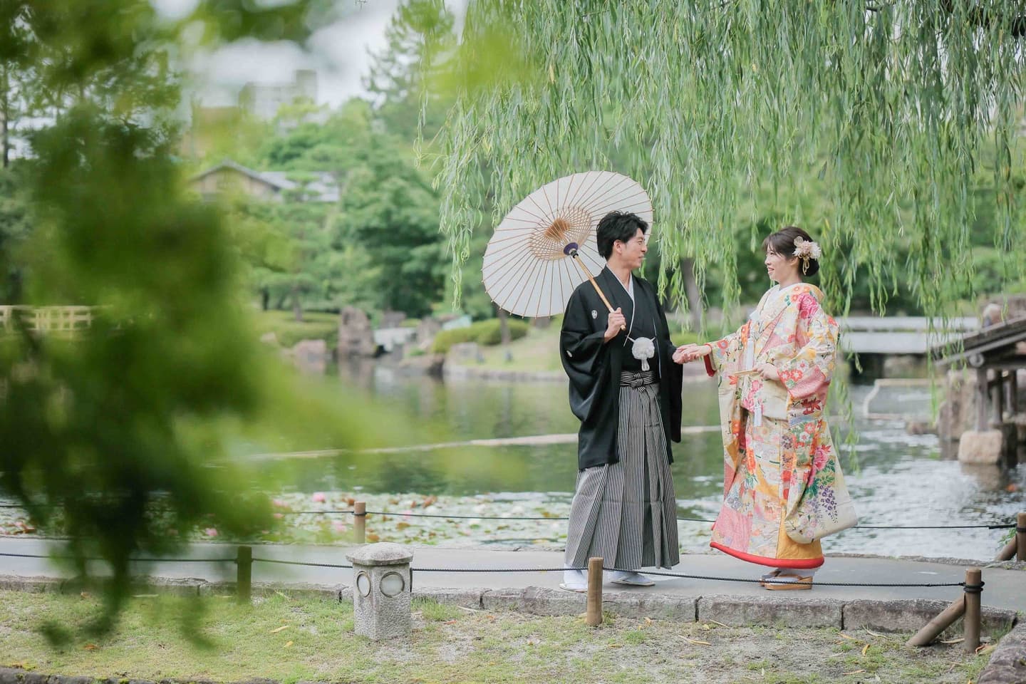 徳川園前撮りで散歩する新郎新婦