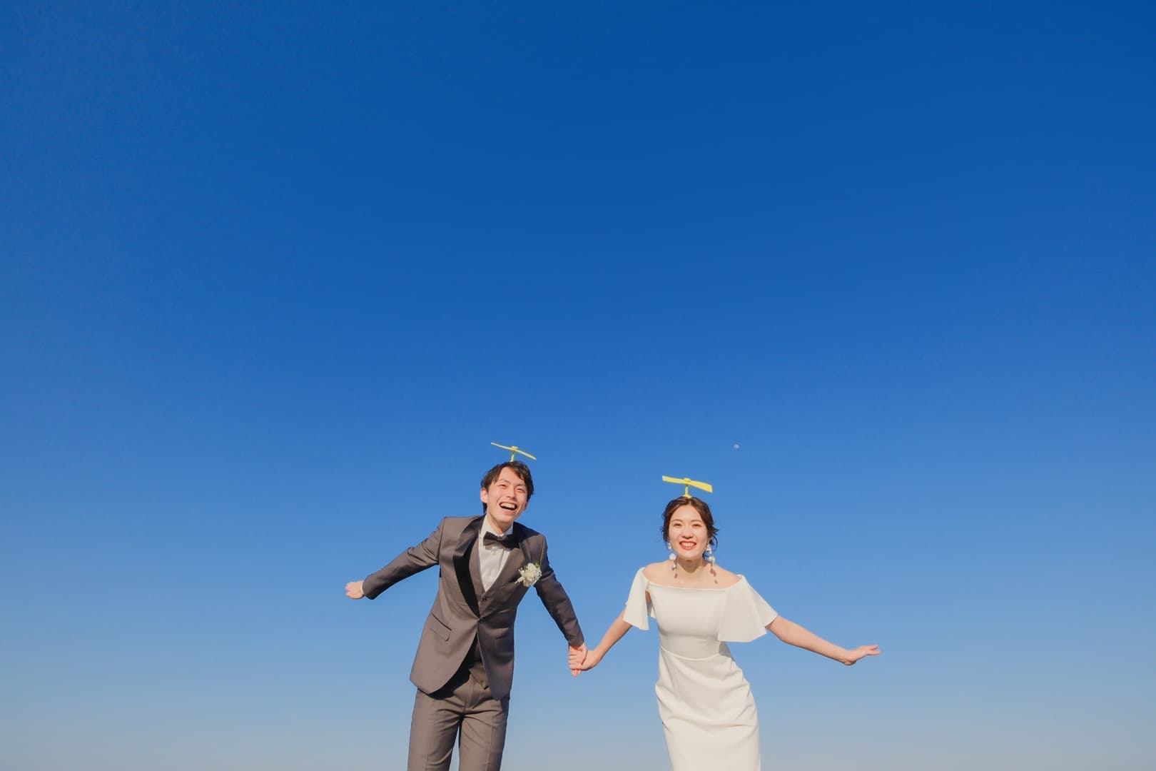 alt="庄内緑地公園で前撮りする自然な笑顔の新郎新婦"り
