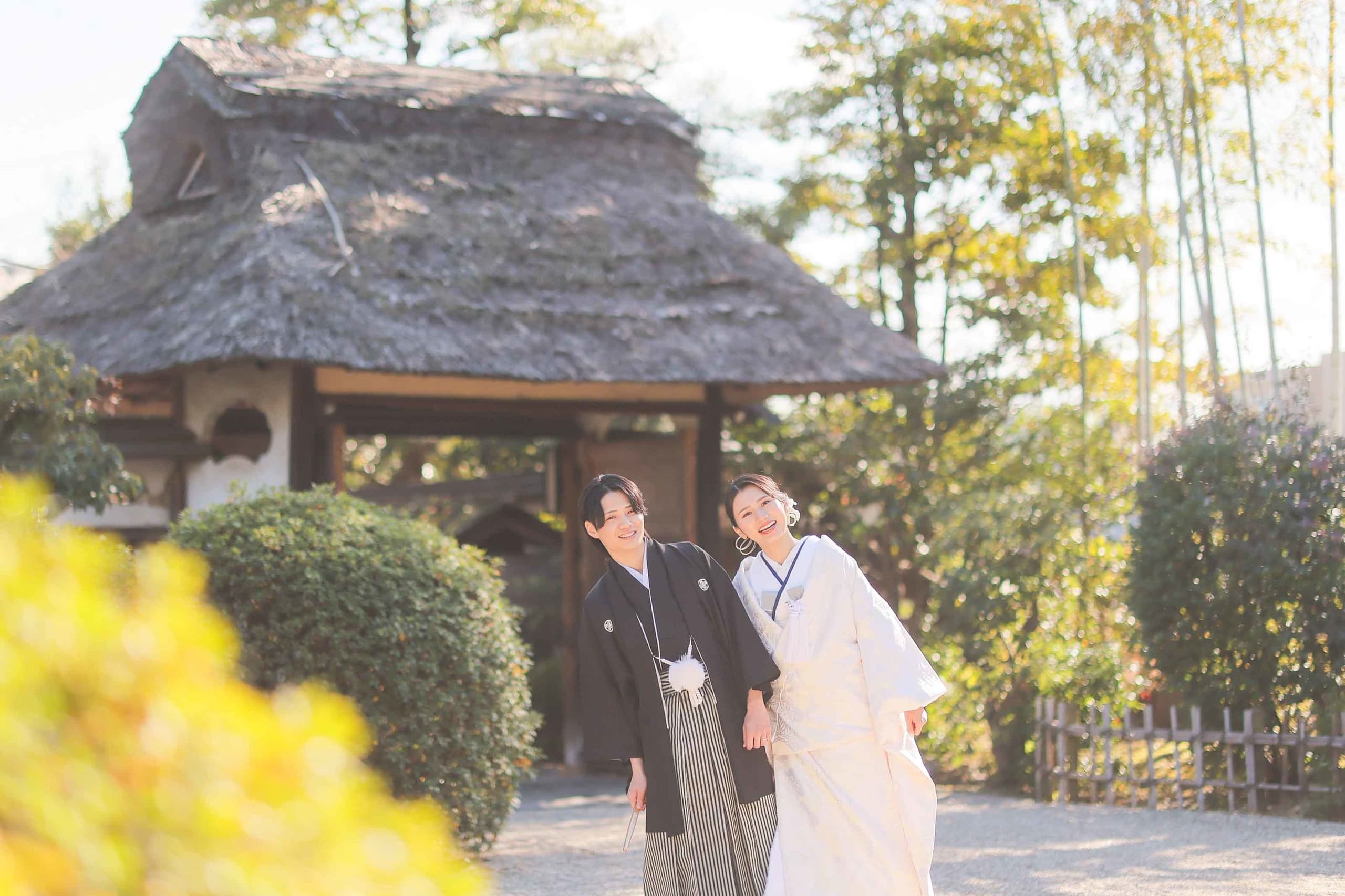 alt="東山荘の日本転園で白無垢の前撮りをする新郎新婦"