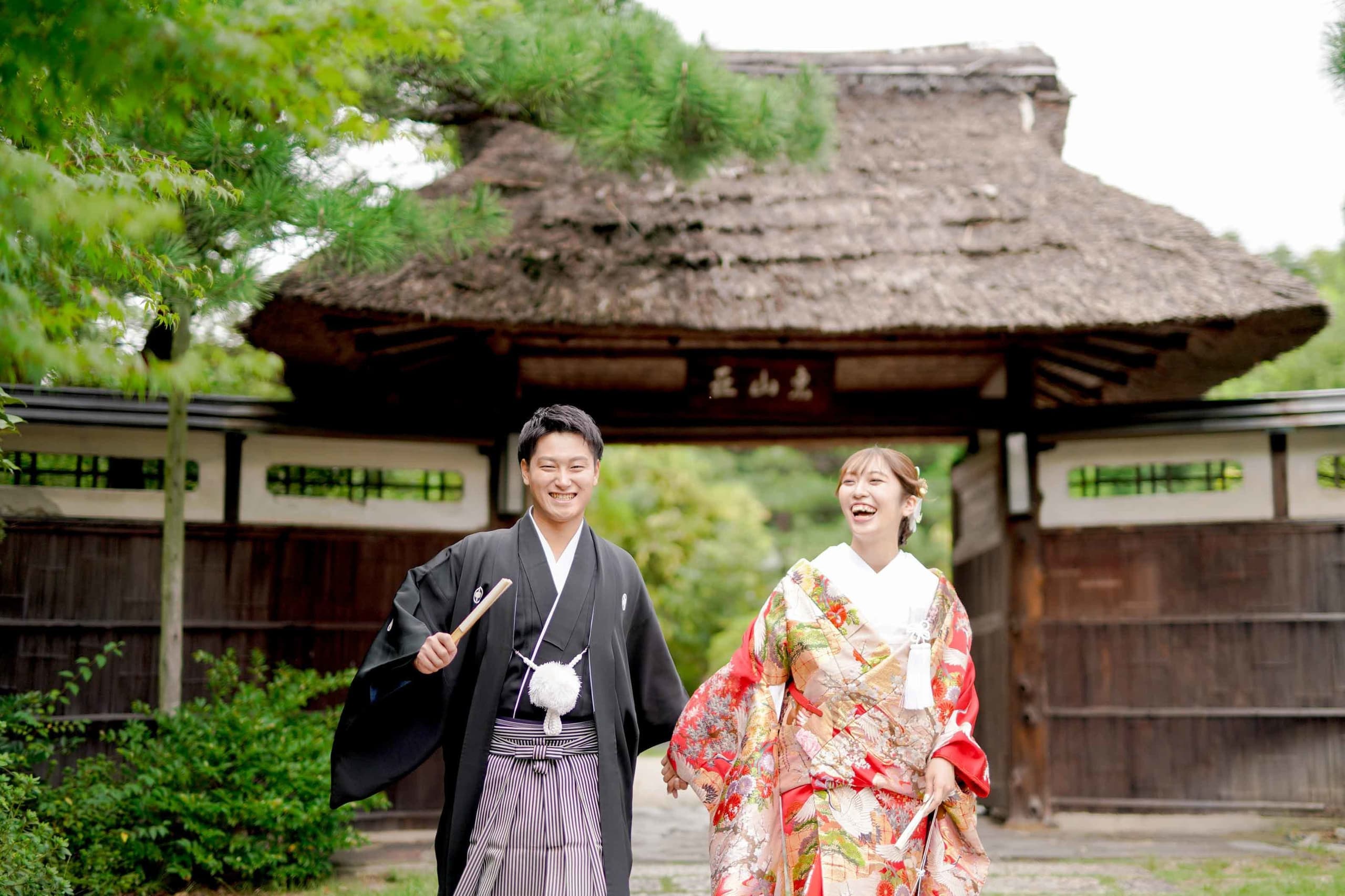 alt="東山荘の日本転園で色打掛の前撮りをする新郎新婦"