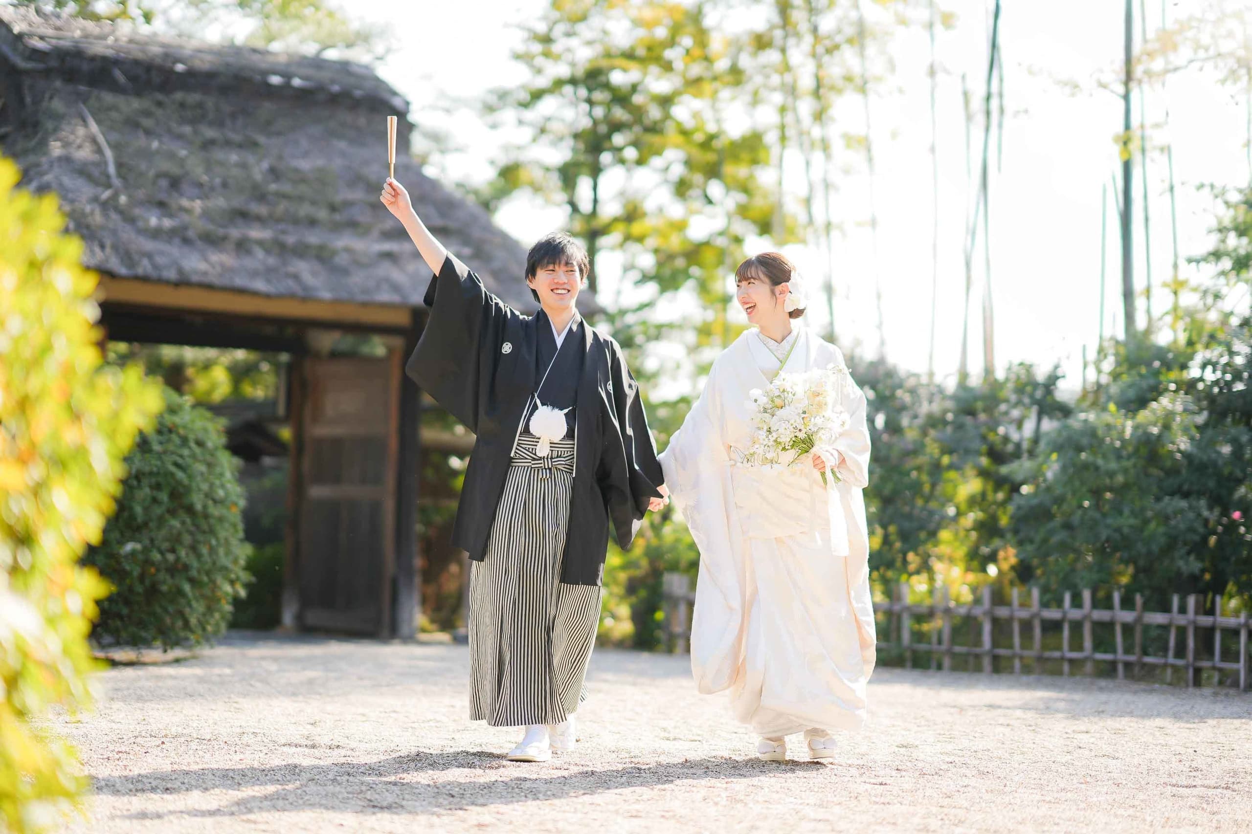 alt="東山荘の日本転園で白無垢の前撮りをする新郎新婦"