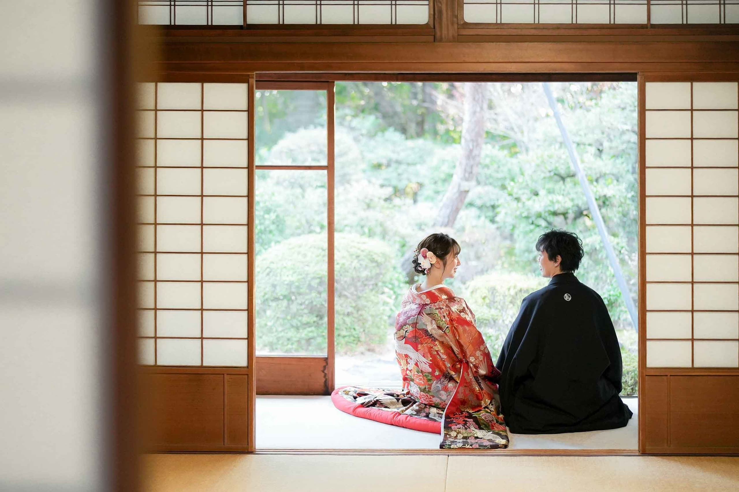 alt="東山荘の日本転園で色打掛の前撮りをする新郎新婦"