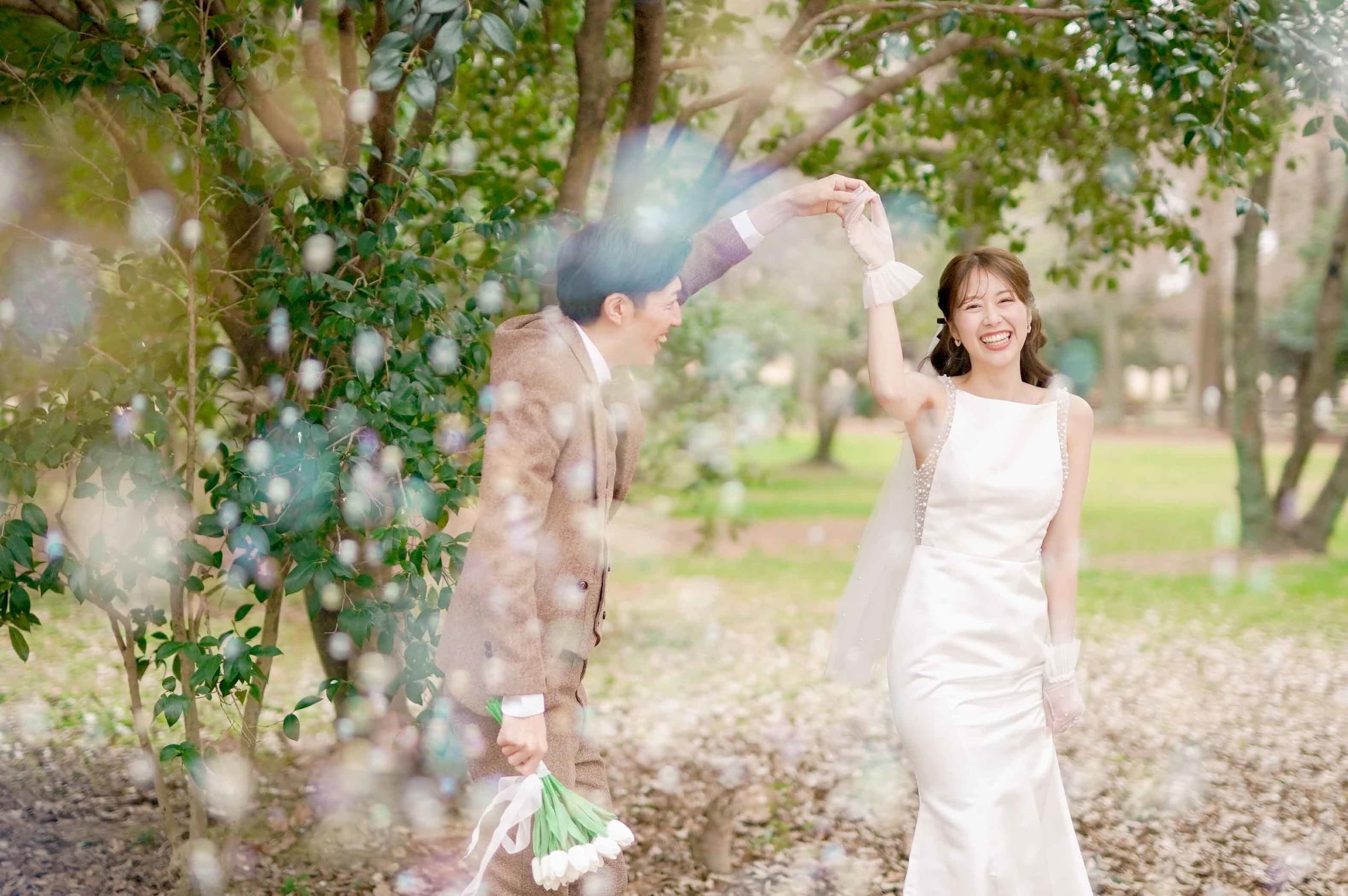 alt="庄内緑地公園で前撮りする自然な笑顔の新郎新婦"
