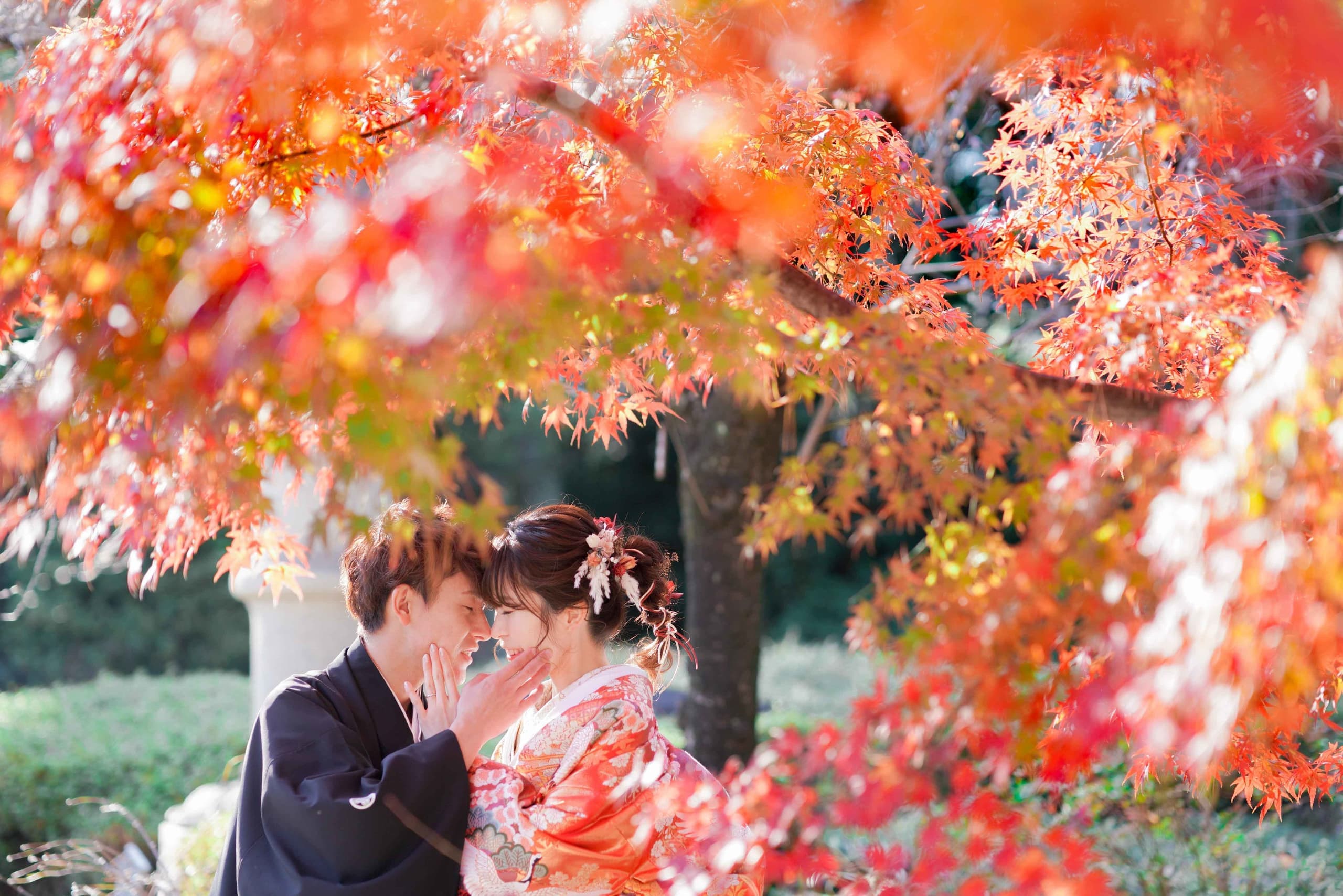alt="徳川園で和装前撮りをする笑顔の新郎新婦"