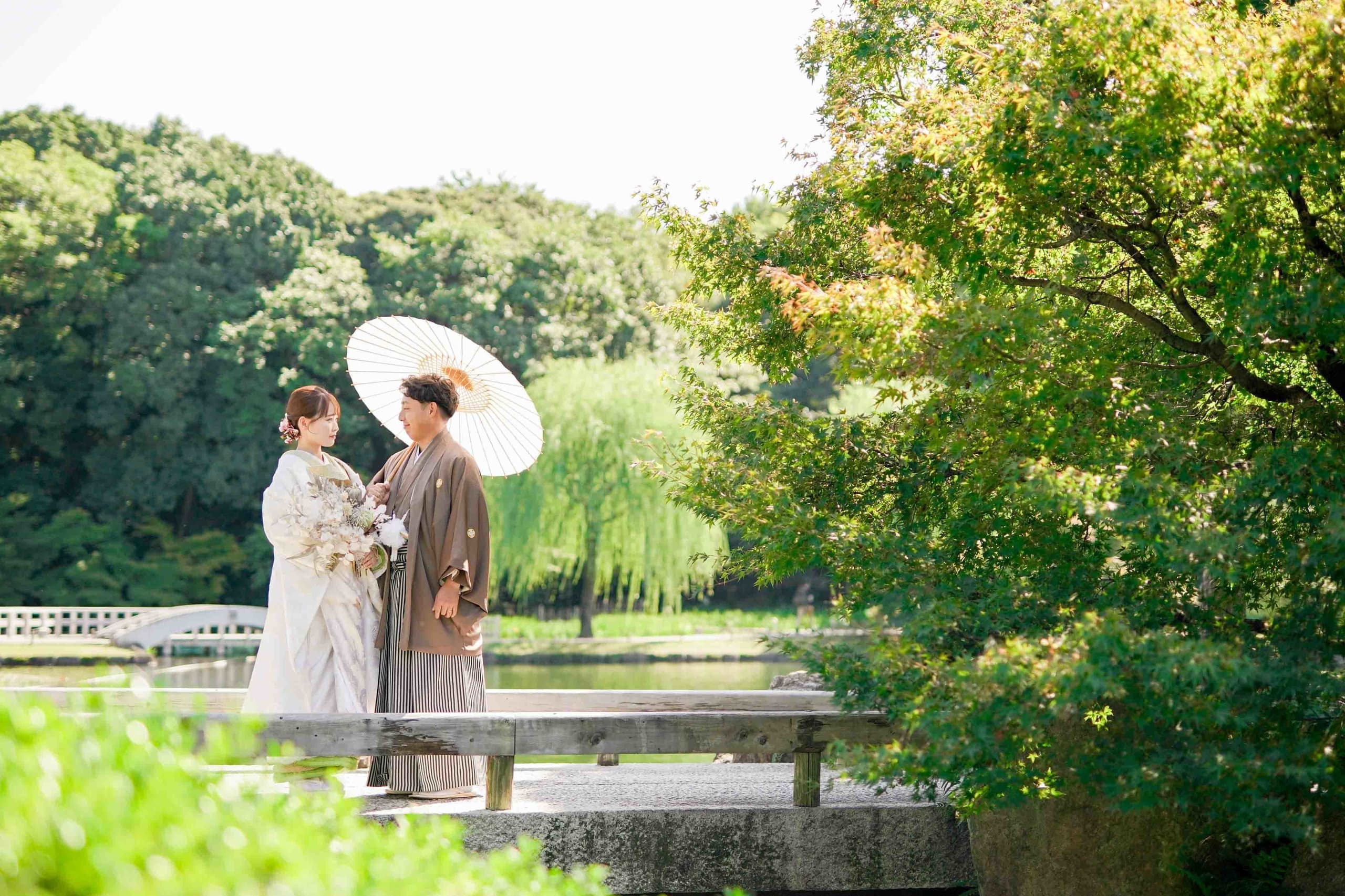 alt="徳川園で和装前撮りをする笑顔の新郎新婦"