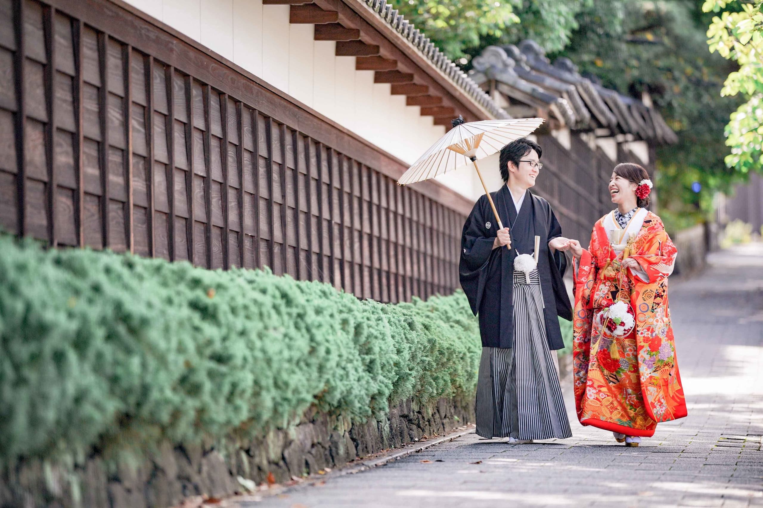 alt="徳川園で和装前撮りをする笑顔の新郎新婦"