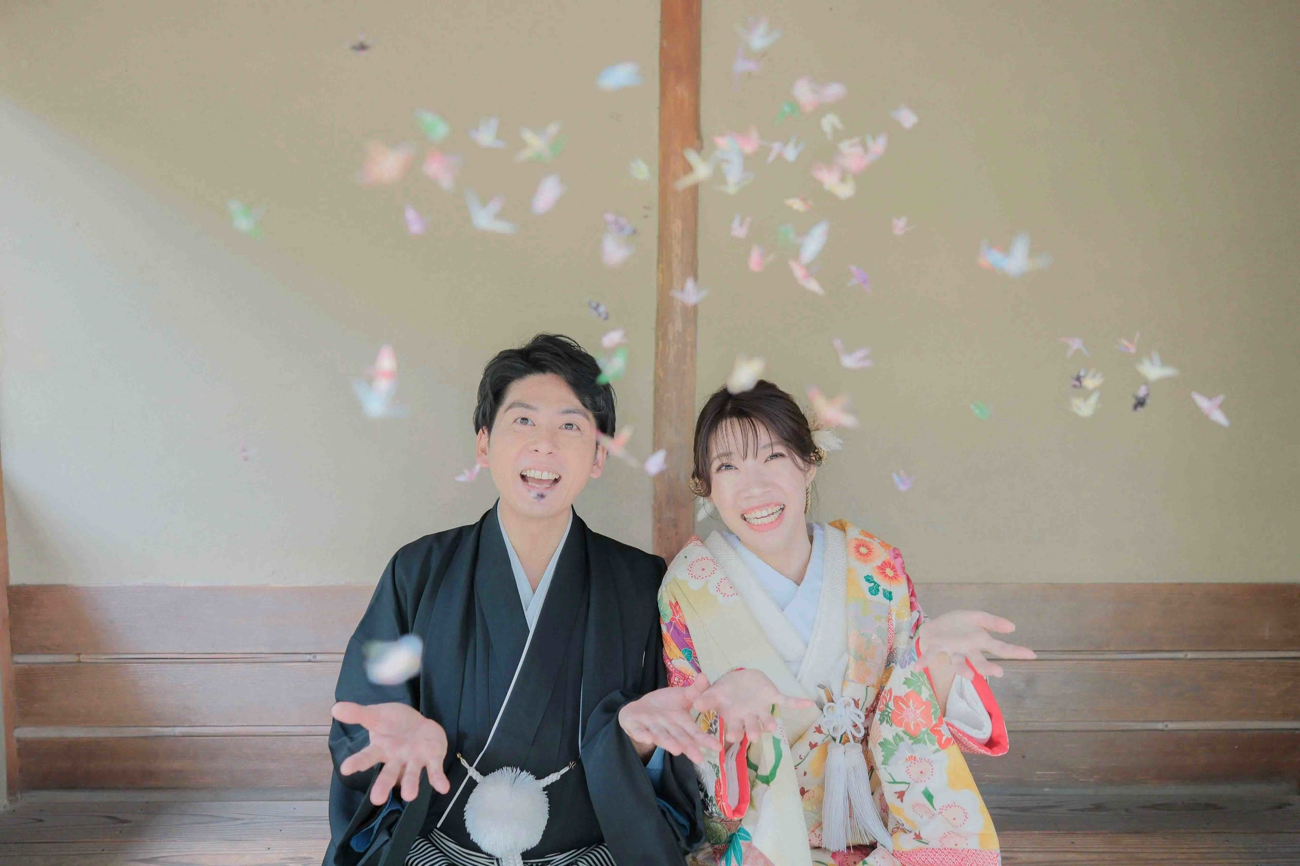 alt="徳川園で和装前撮りをする笑顔の新郎新婦"