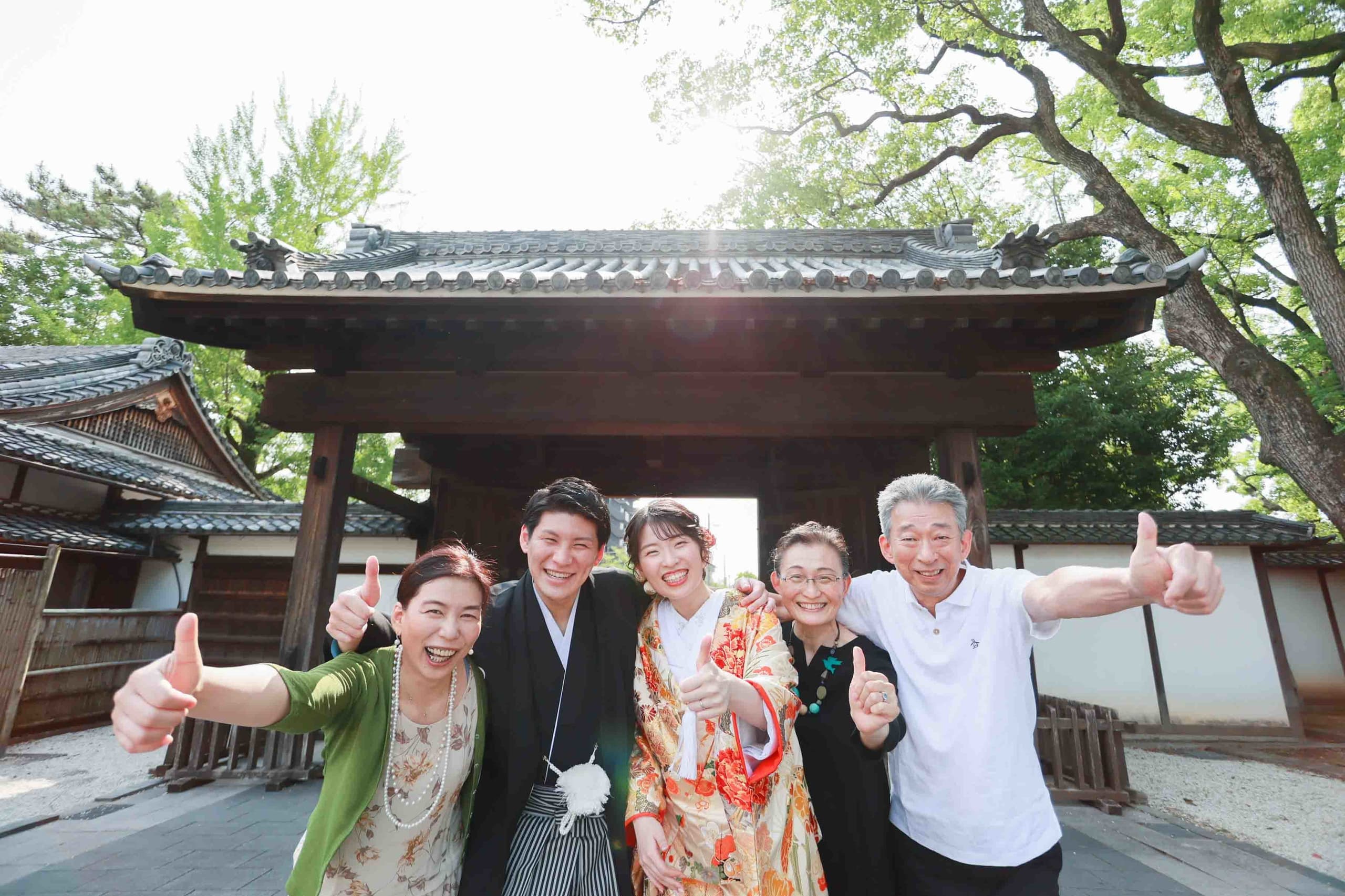 alt="徳川園で和装前撮りをする笑顔の新郎新婦"