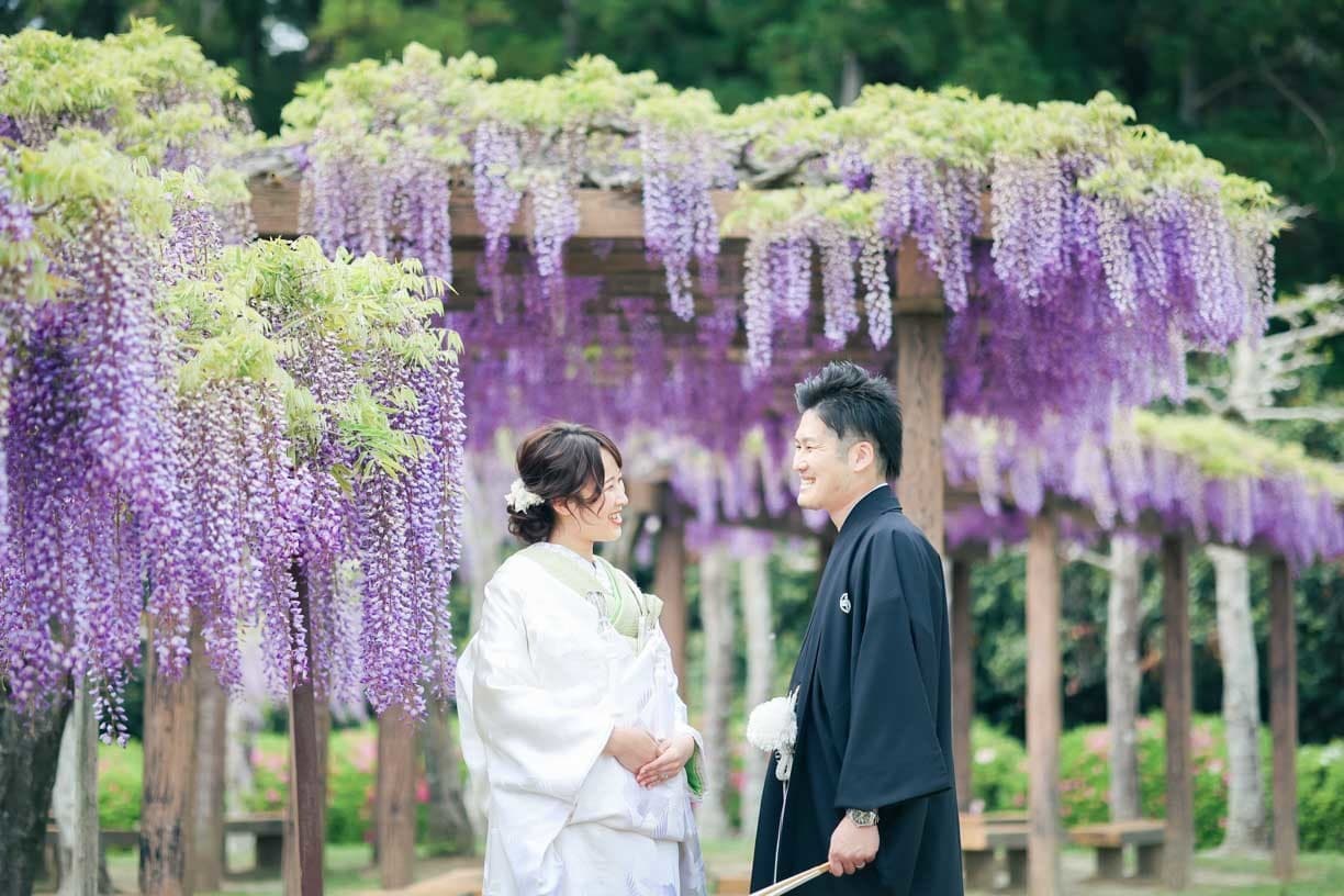 alt="徳川園で和装前撮りをする笑顔の新郎新婦"