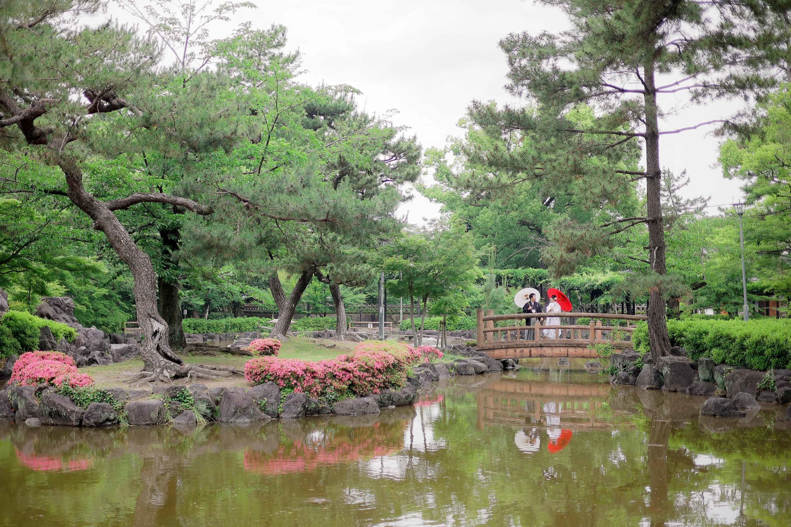 alt="中村公園で和装前撮りをする笑顔の新郎新婦"