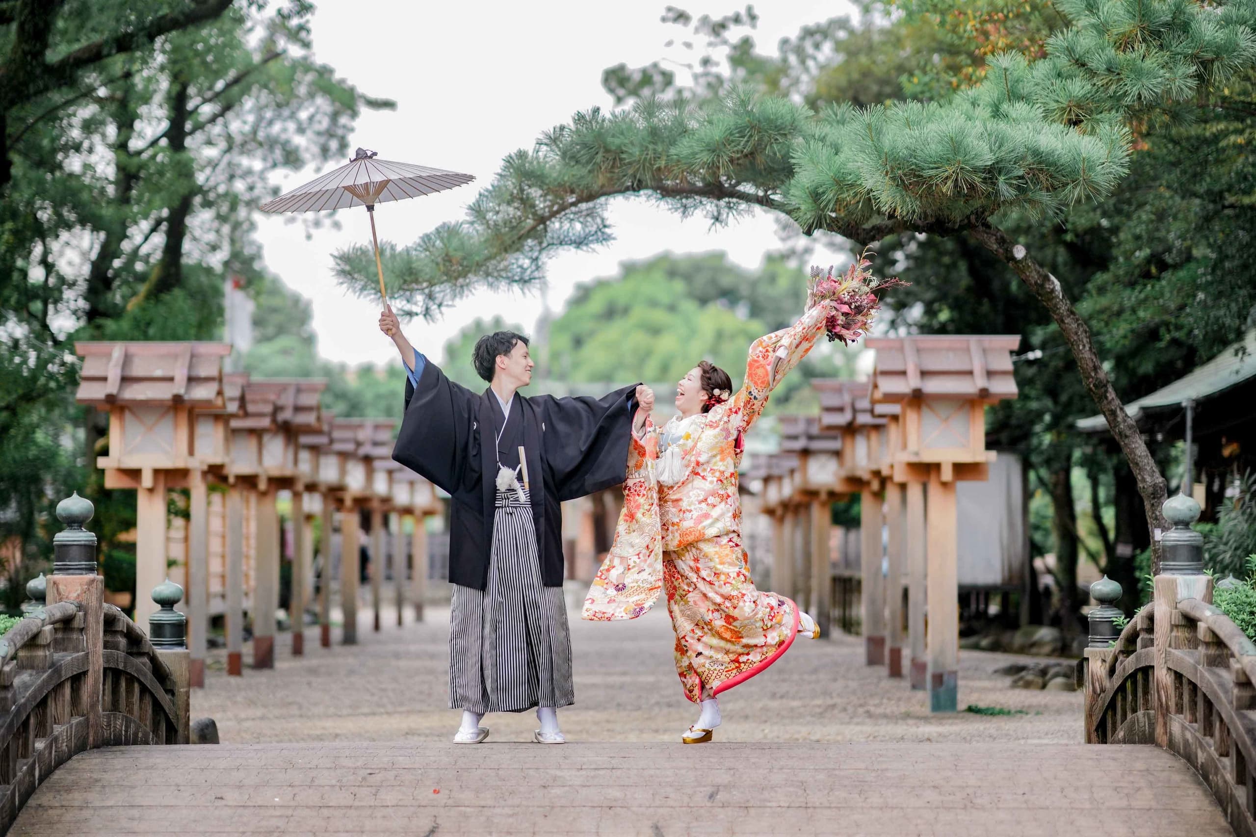 alt="中村公園で和装前撮りをする笑顔の新郎新婦"