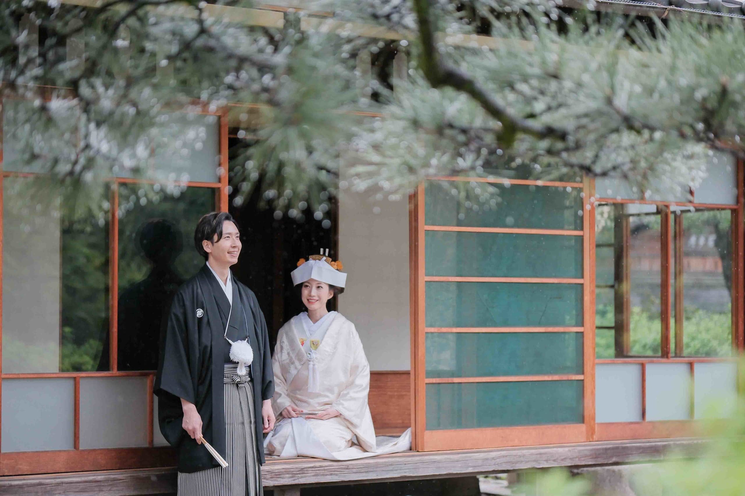 alt="中村公園で和装前撮りをする笑顔の新郎新婦"