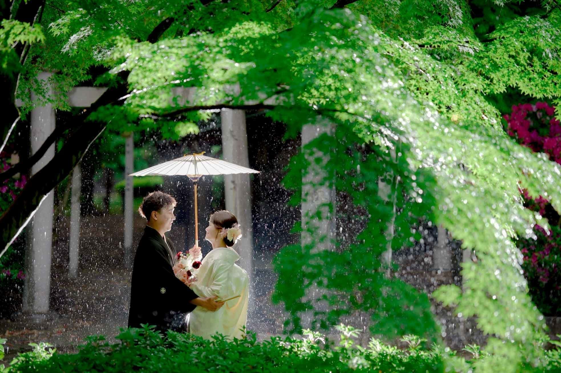 alt="中村公園で和装前撮りをする笑顔の新郎新婦"
