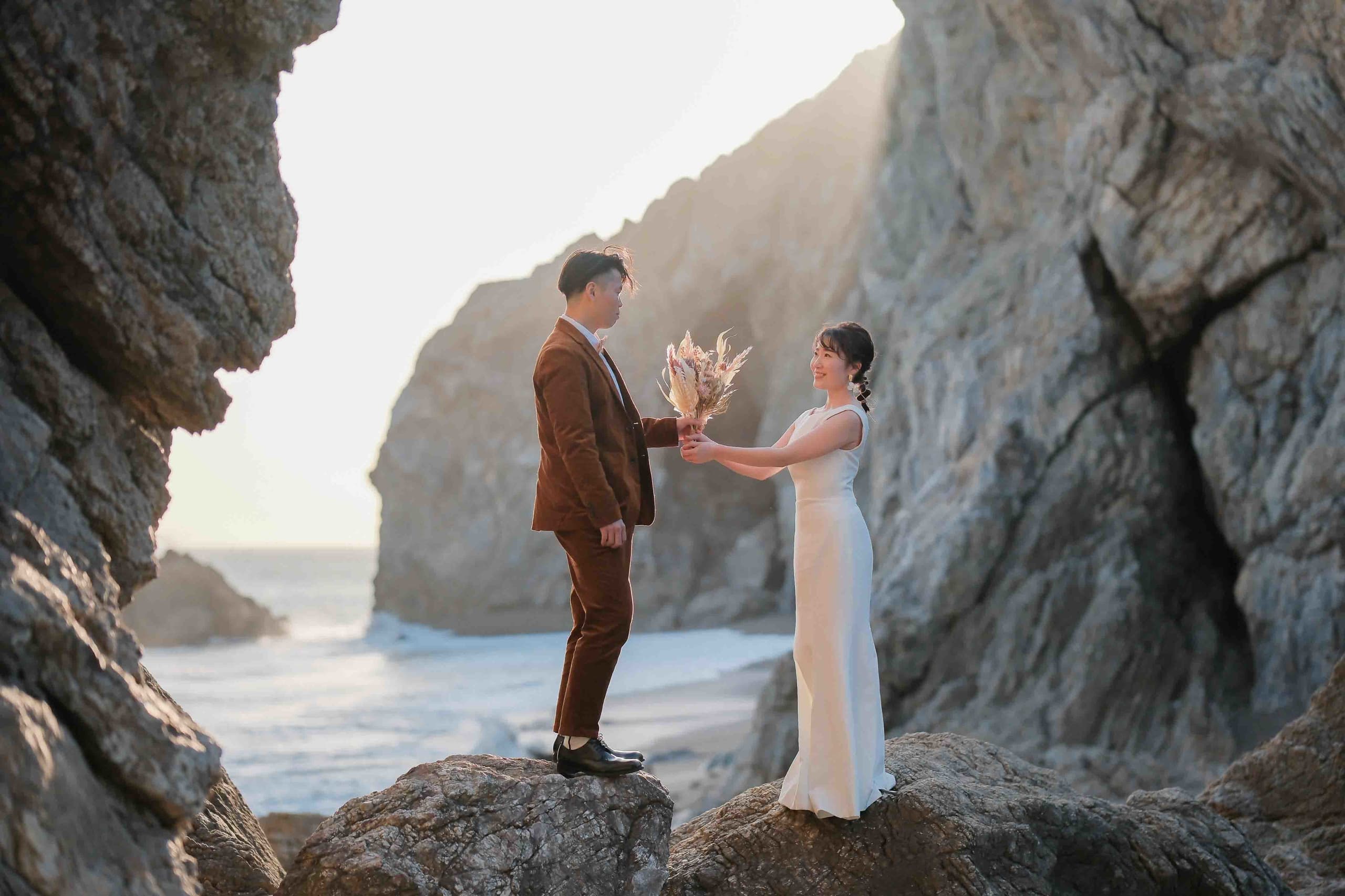 alt="伊良湖でビーチ前撮りする自然な笑顔の新郎新婦"