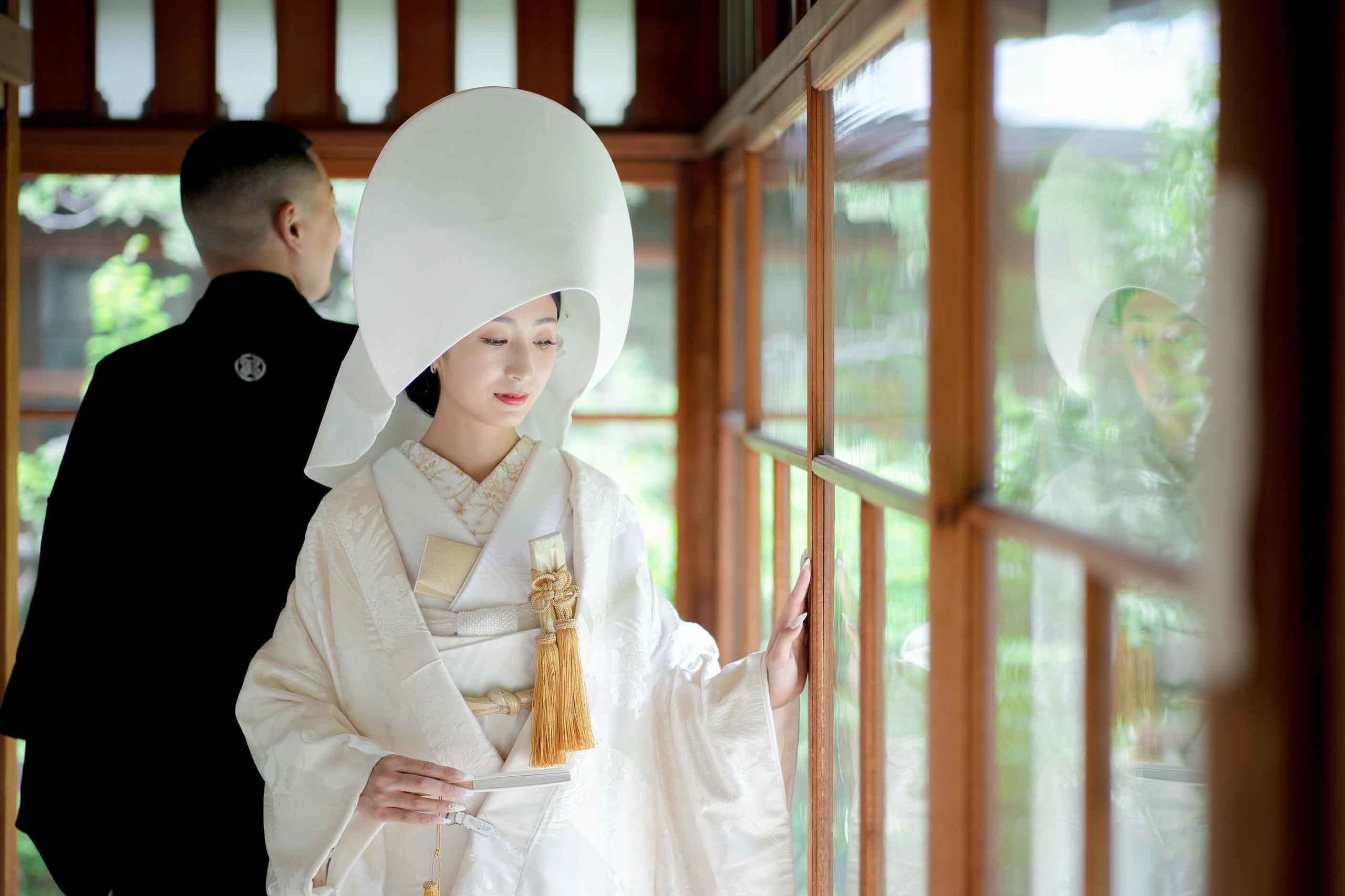alt="東山荘で和装前撮りする自然な笑顔の新郎新婦"