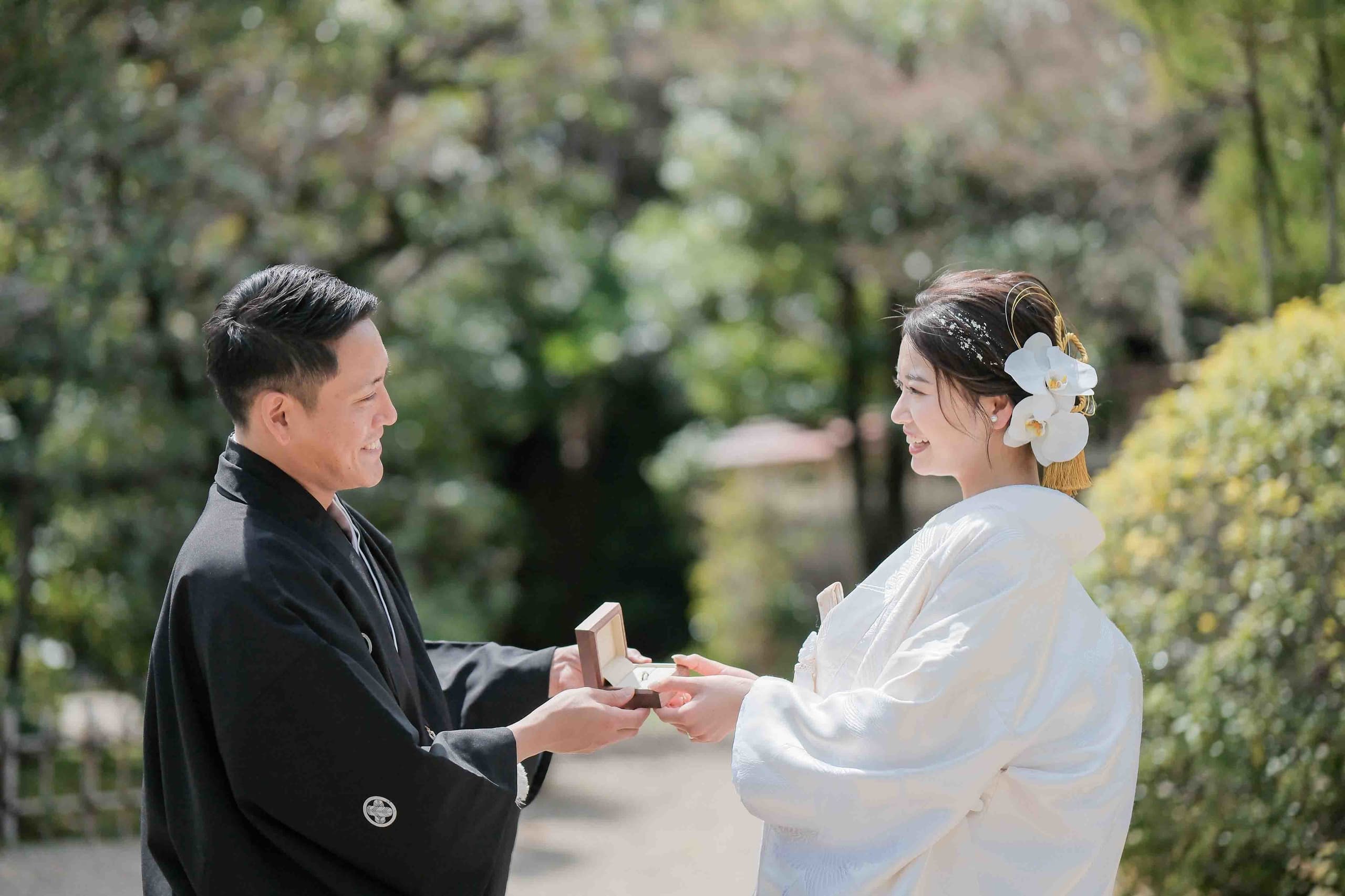 alt="東山荘で和装前撮りする自然な笑顔の新郎新婦"