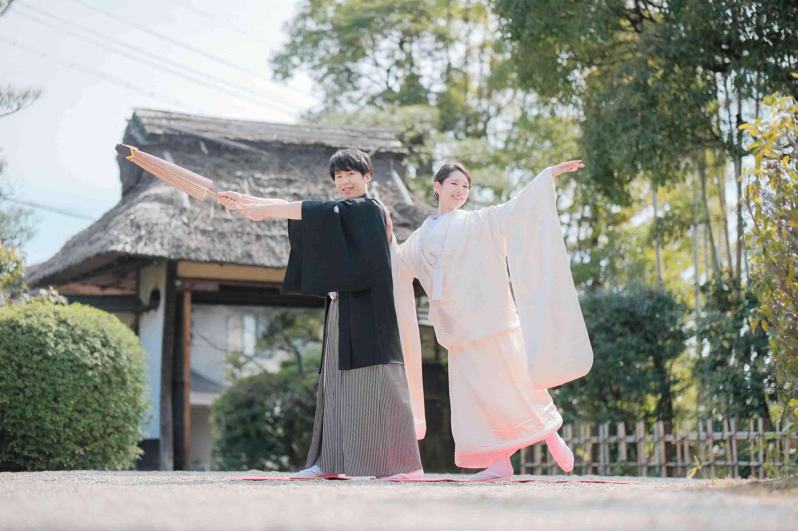alt="東山荘で和装前撮りする自然な笑顔の新郎新婦"