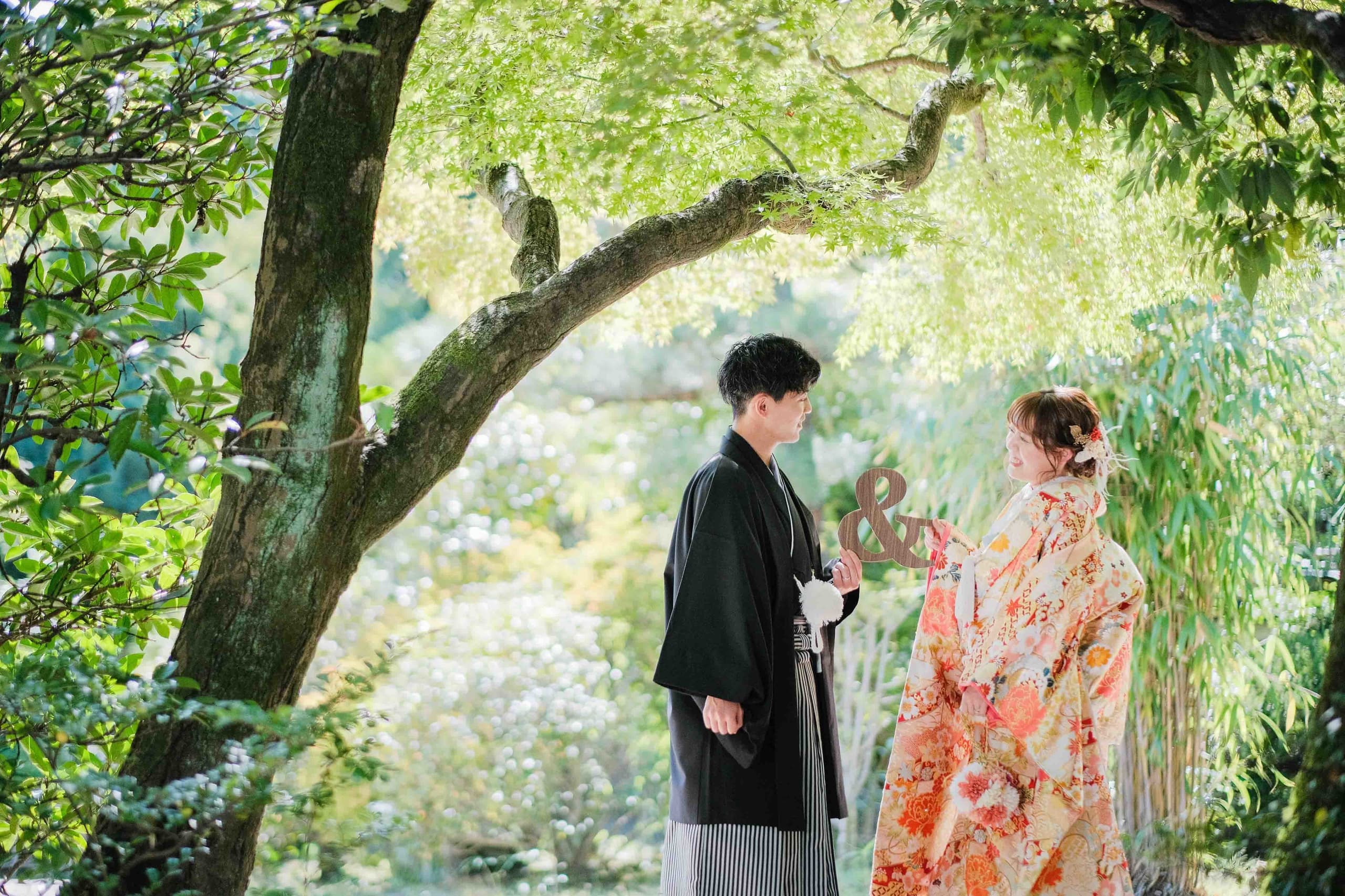 alt="東山荘で和装前撮りする自然な笑顔の新郎新婦"