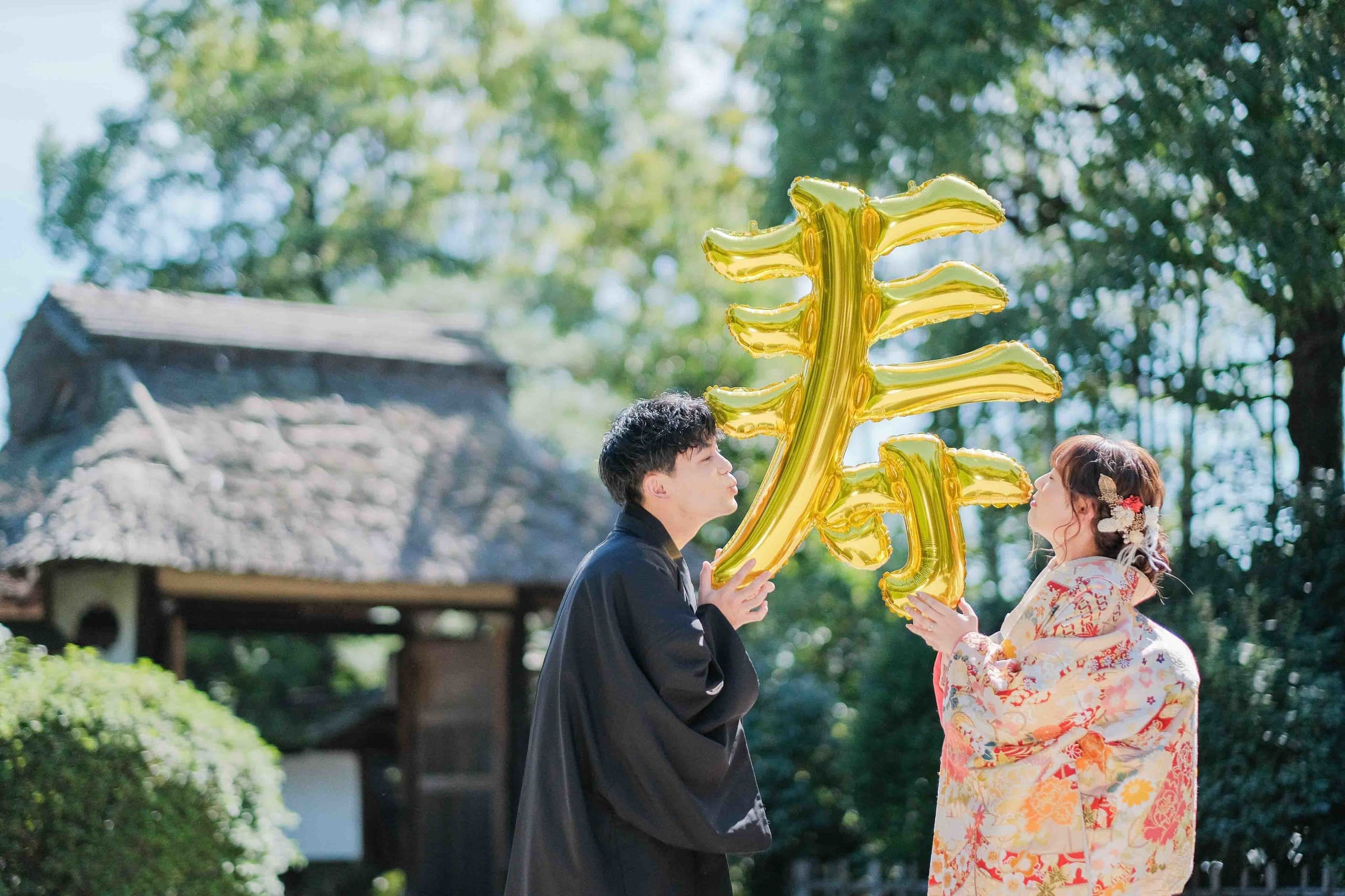 alt="東山荘で和装前撮りする自然な笑顔の新郎新婦"