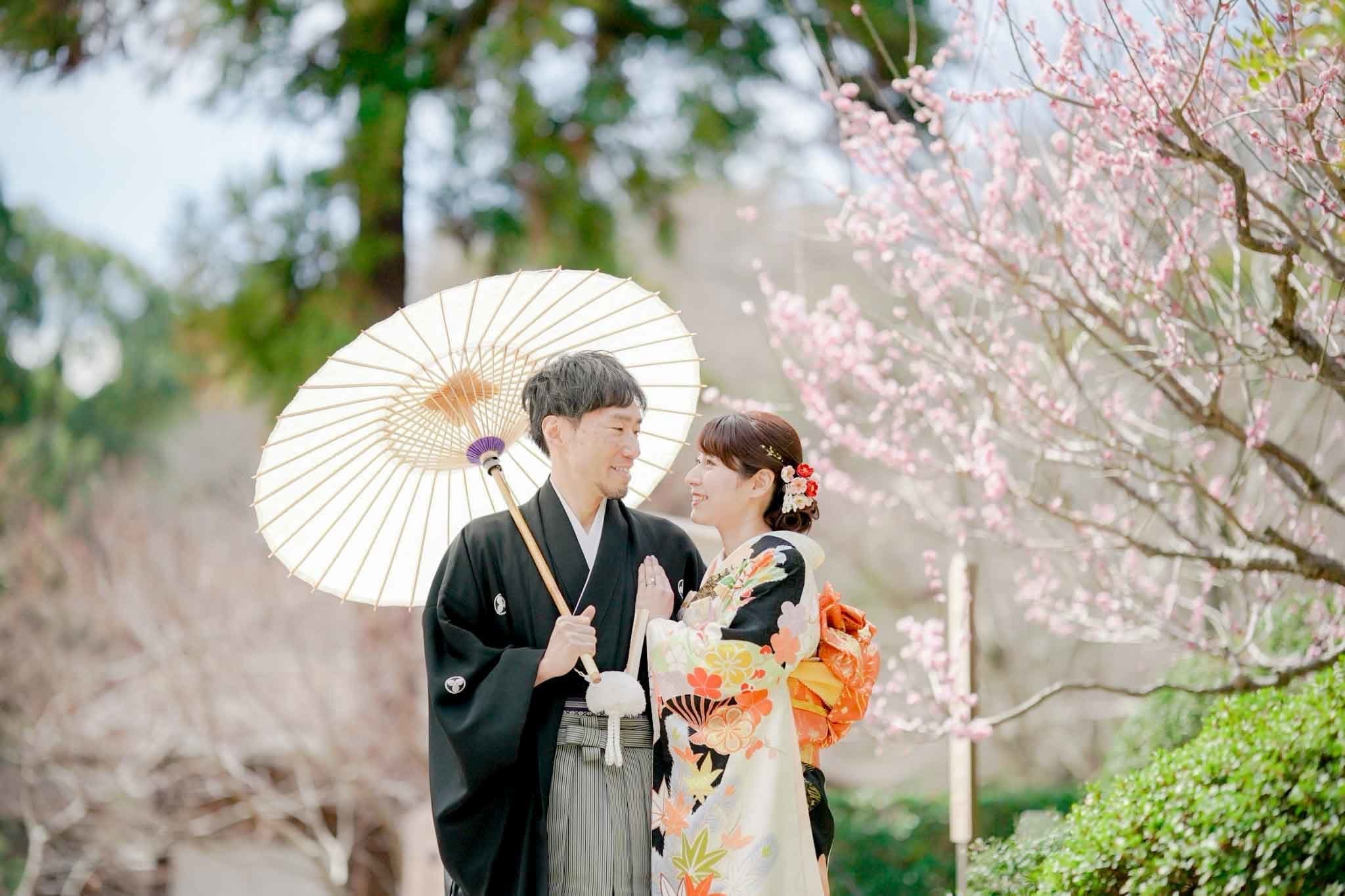 alt="白鳥庭園で和装前撮りする自然な笑顔の新郎新婦"