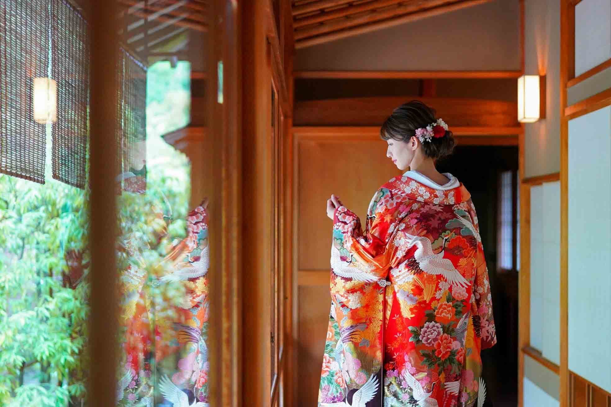 alt="白鳥庭園で和装前撮りする自然な笑顔の新郎新婦"