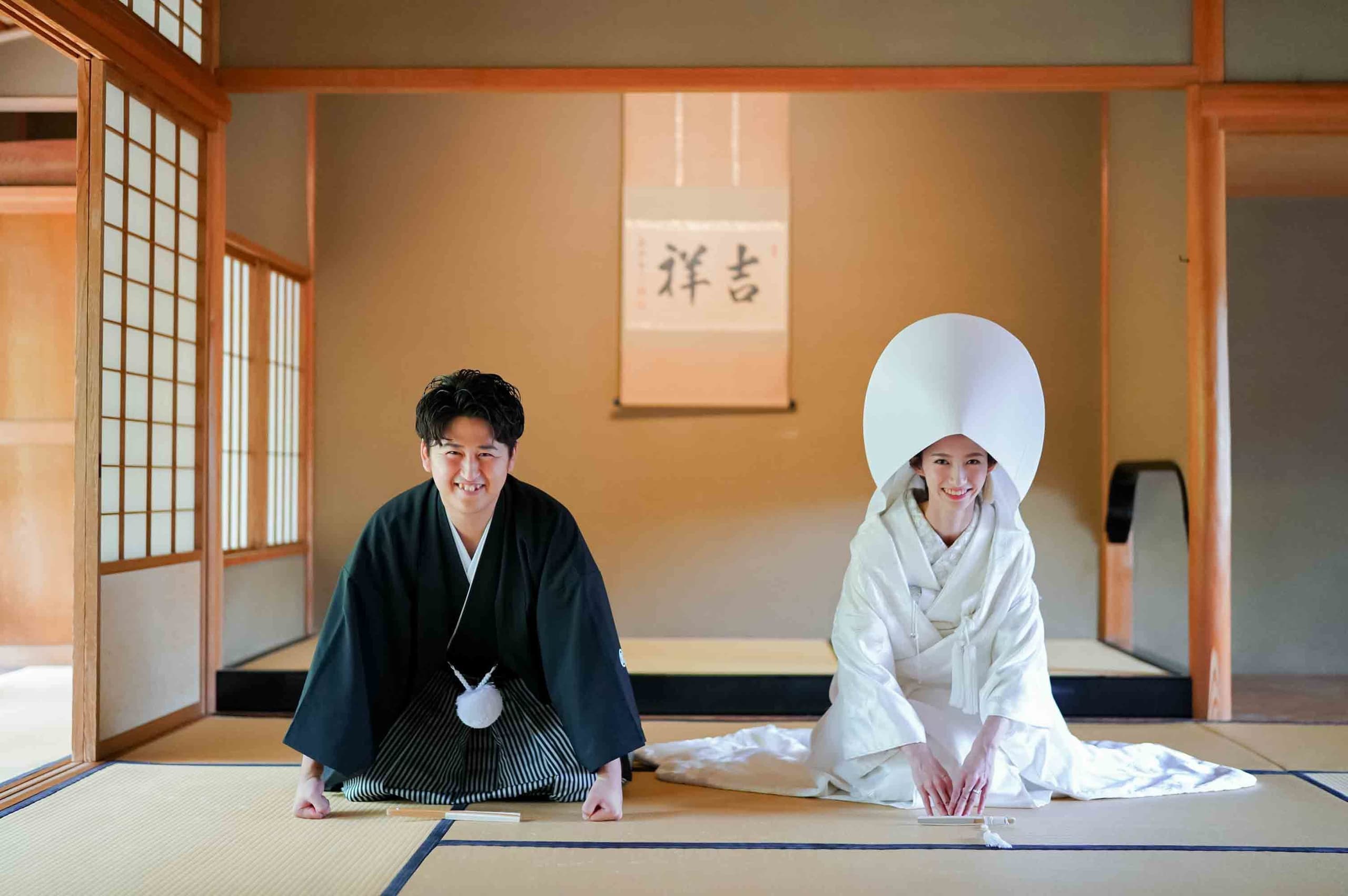 alt="白鳥庭園で和装前撮りする自然な笑顔の新郎新婦"