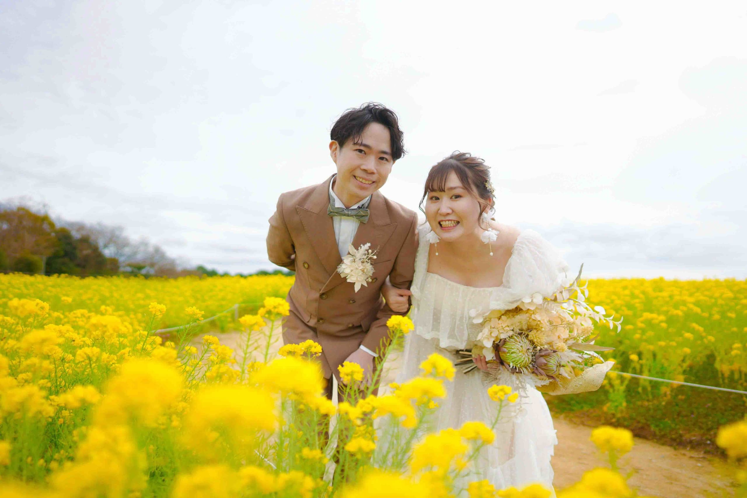 alt="愛知牧場でドレス前撮りする自然な笑顔の新郎新婦"
