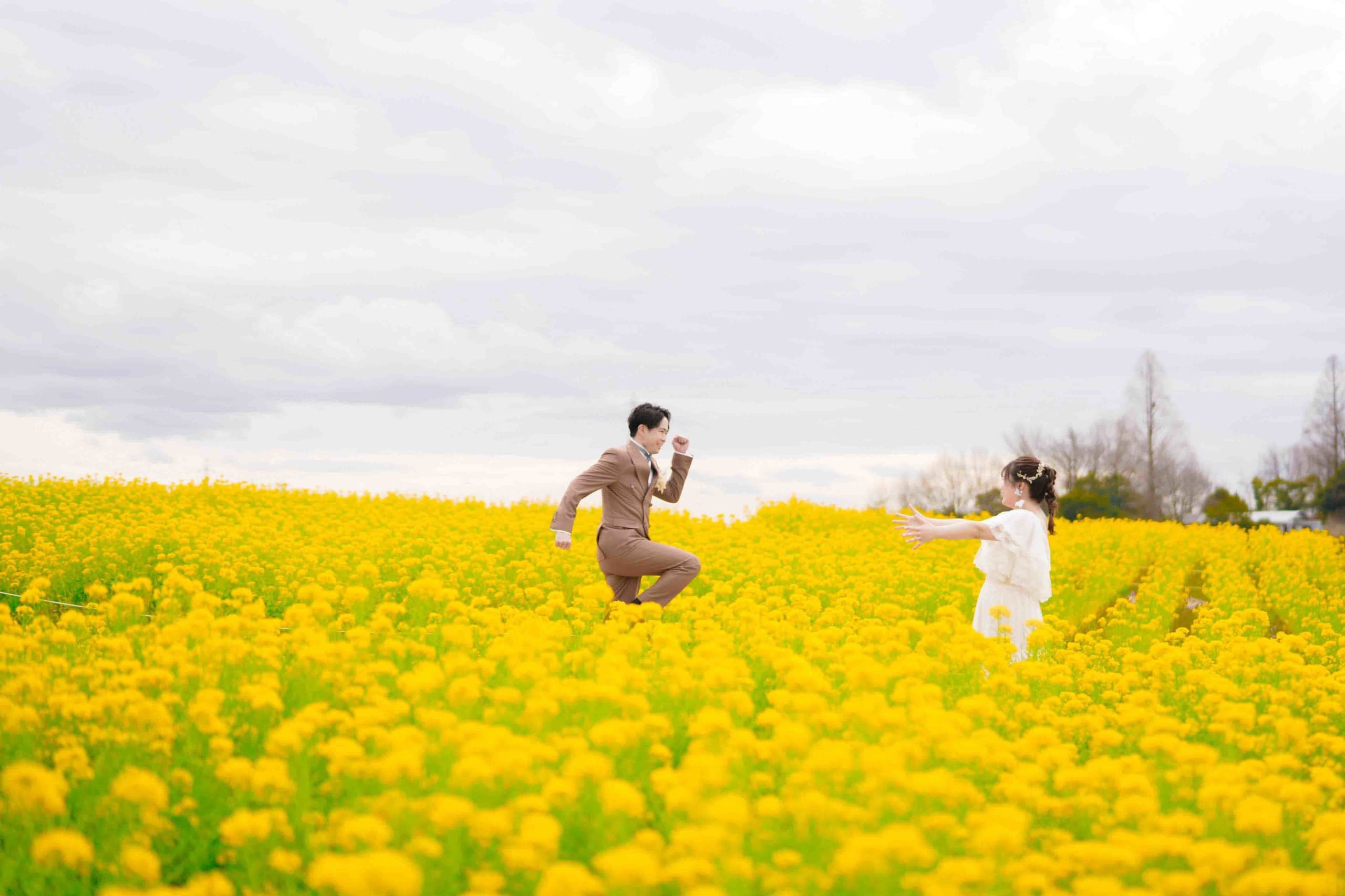 alt="愛知牧場でドレス前撮りする自然な笑顔の新郎新婦"