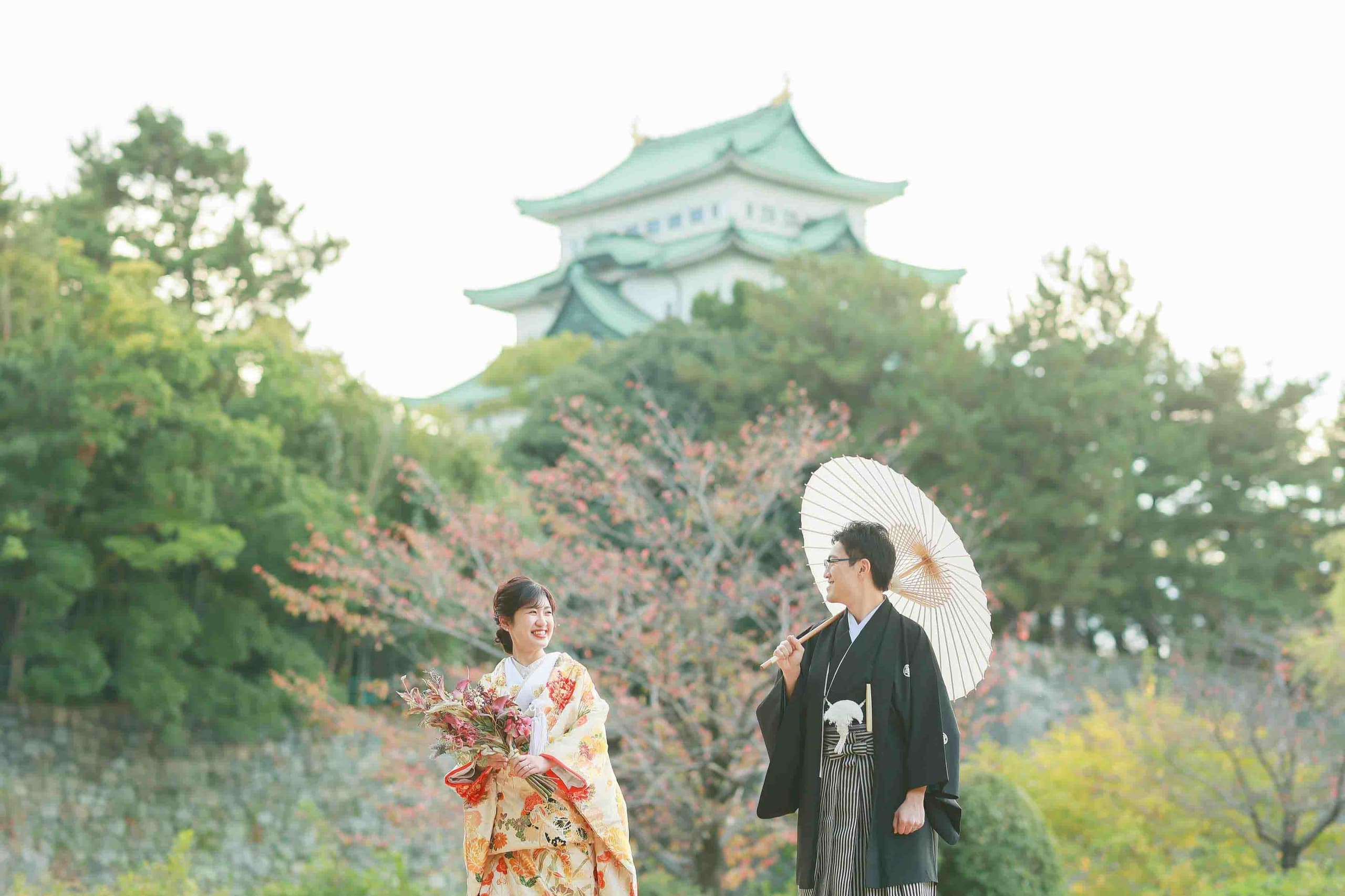 alt="名古屋城で和装前撮りする自然な笑顔の新郎新婦"