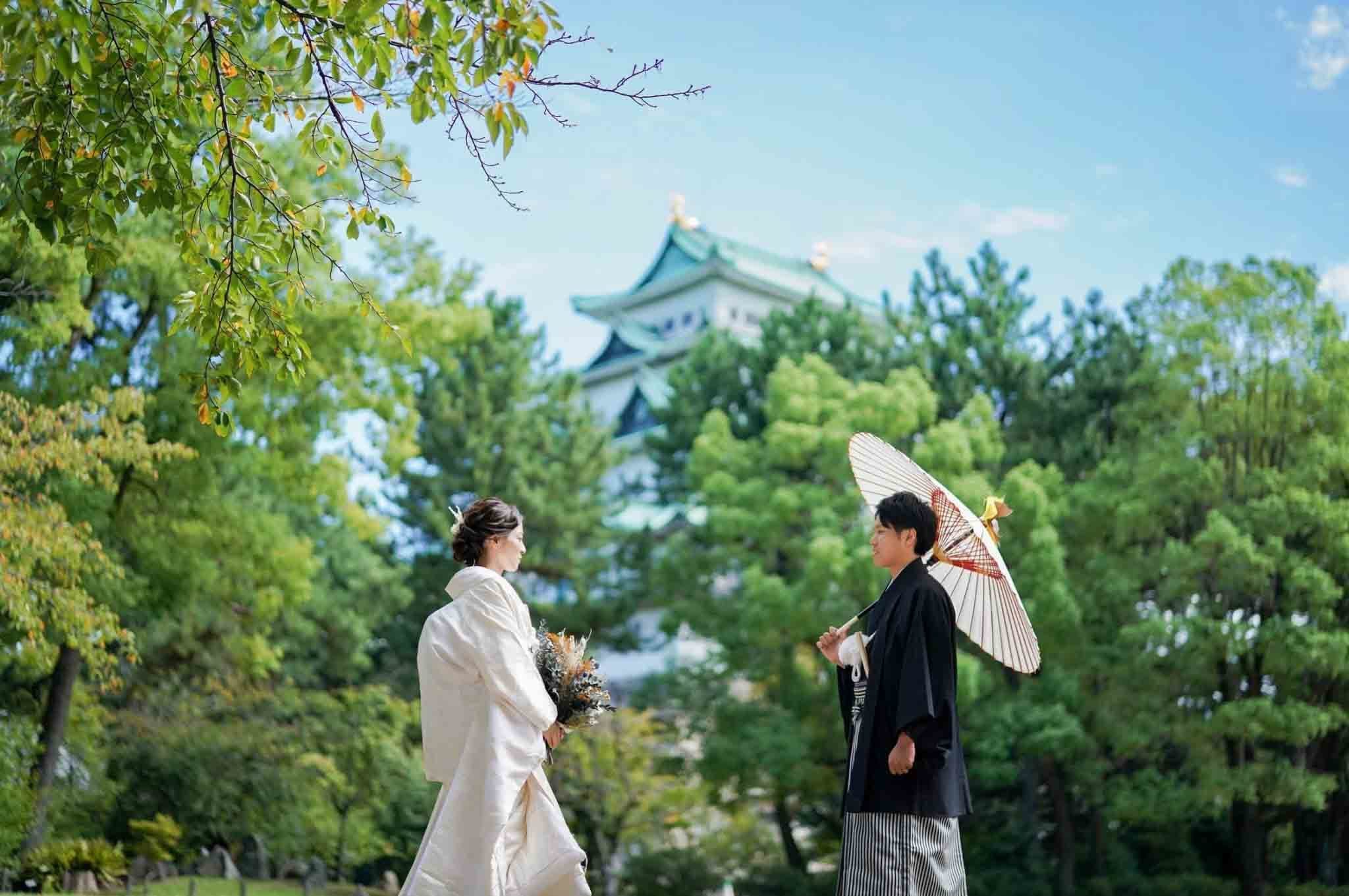 alt="名古屋城で和装前撮りする自然な笑顔の新郎新婦"