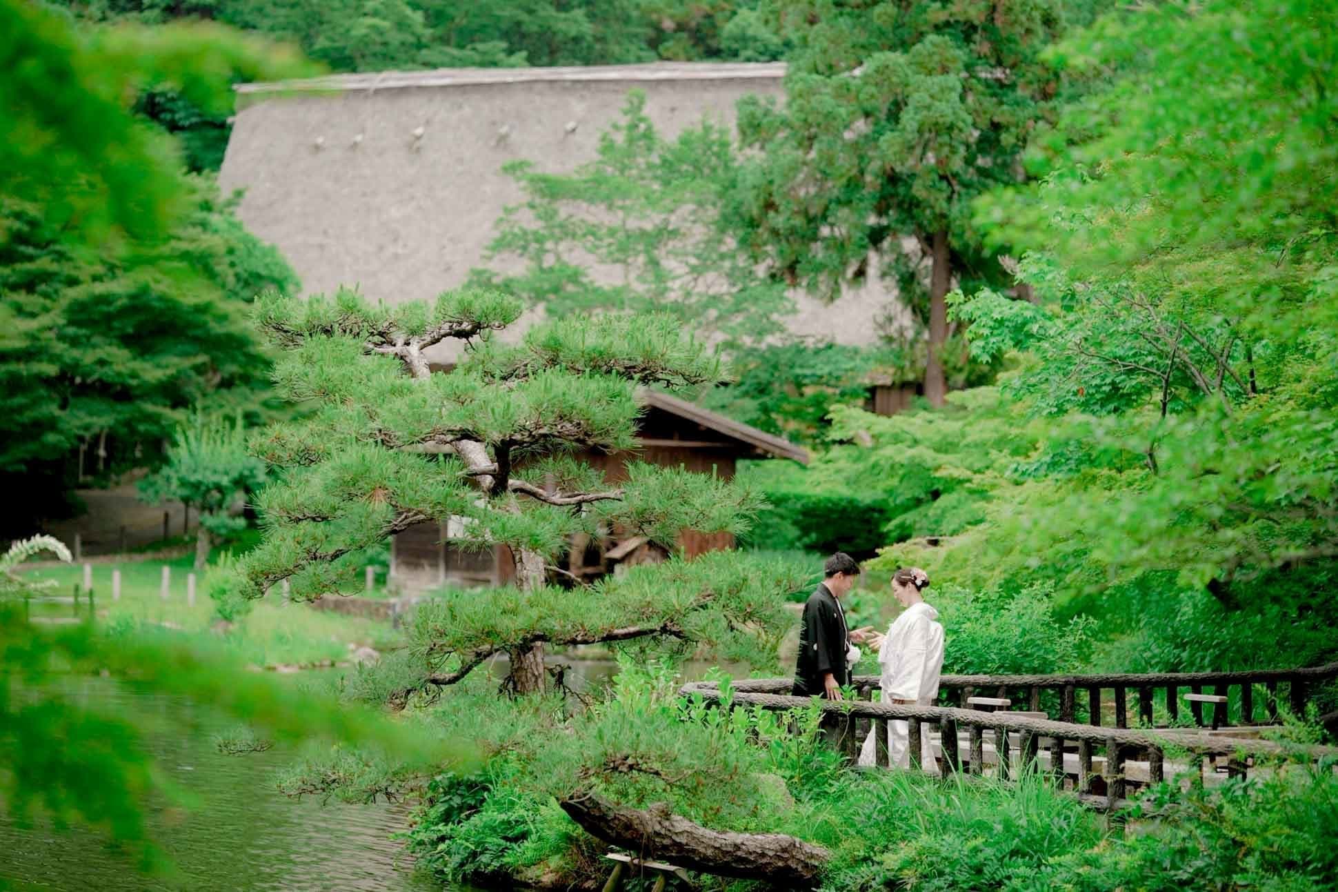 alt="名古屋前撮りする笑顔のカップル"