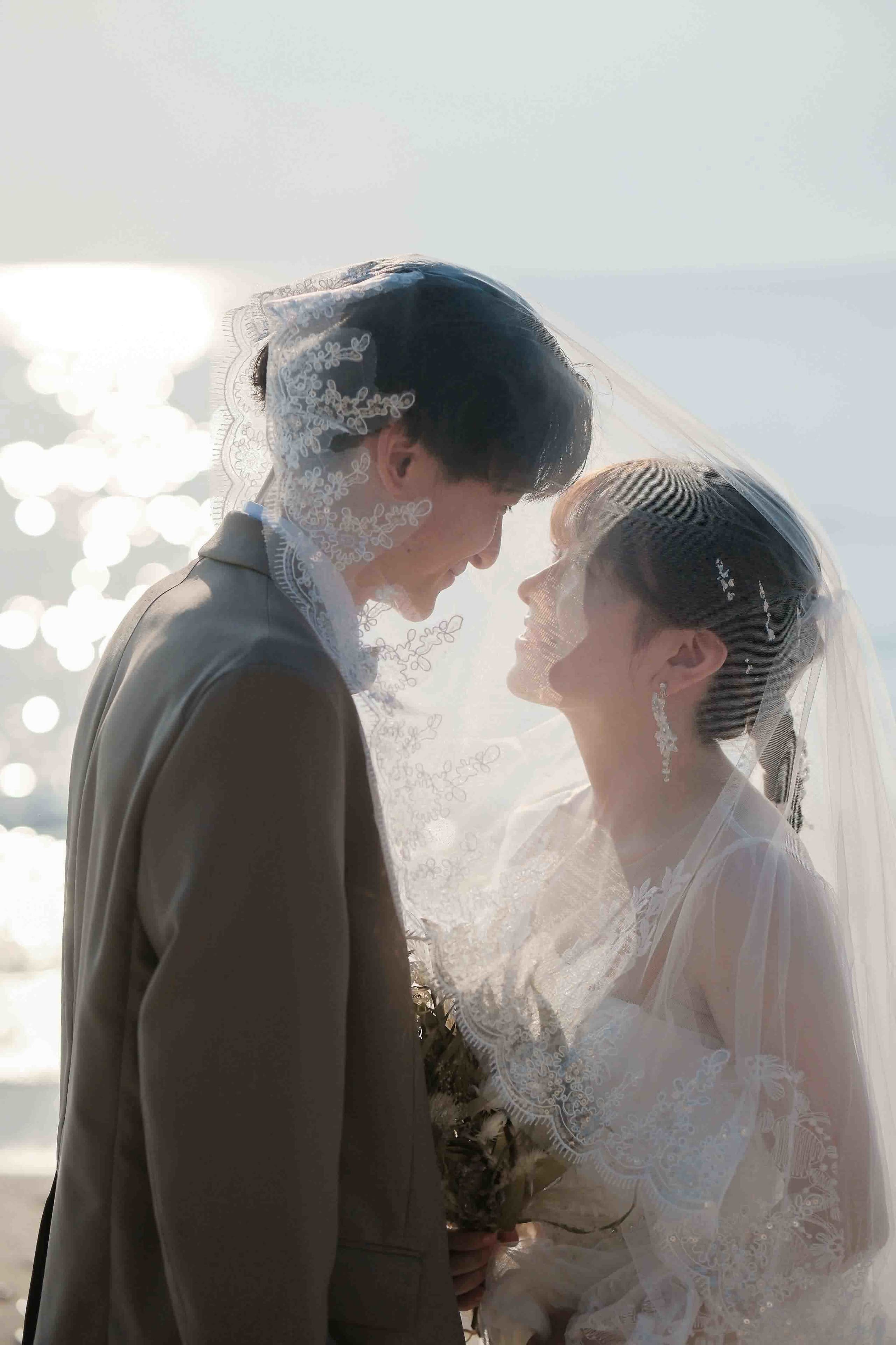 ALT="名古屋前撮りで笑顔の新郎新婦"