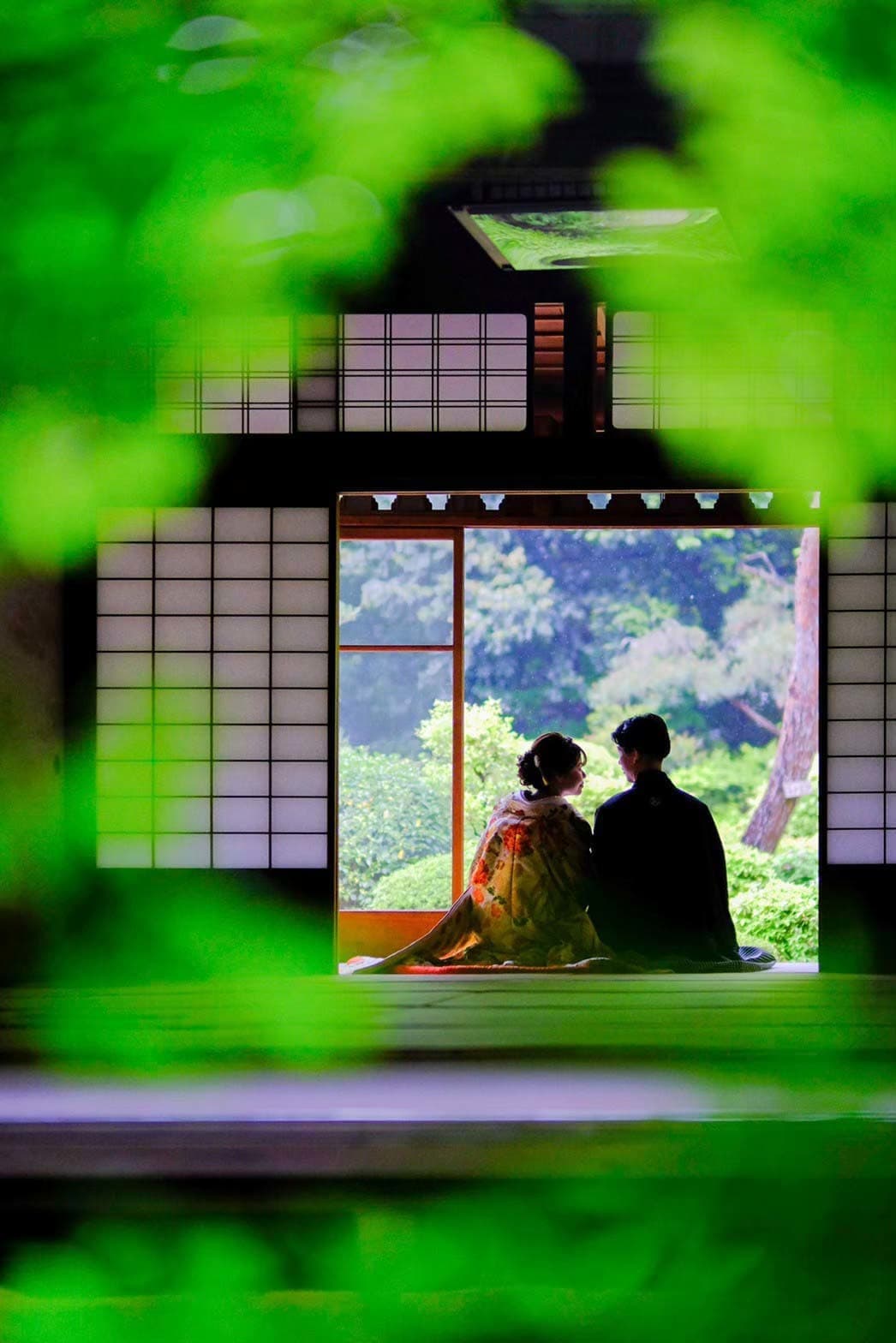 ALT="名古屋前撮りで笑顔の新郎新婦"