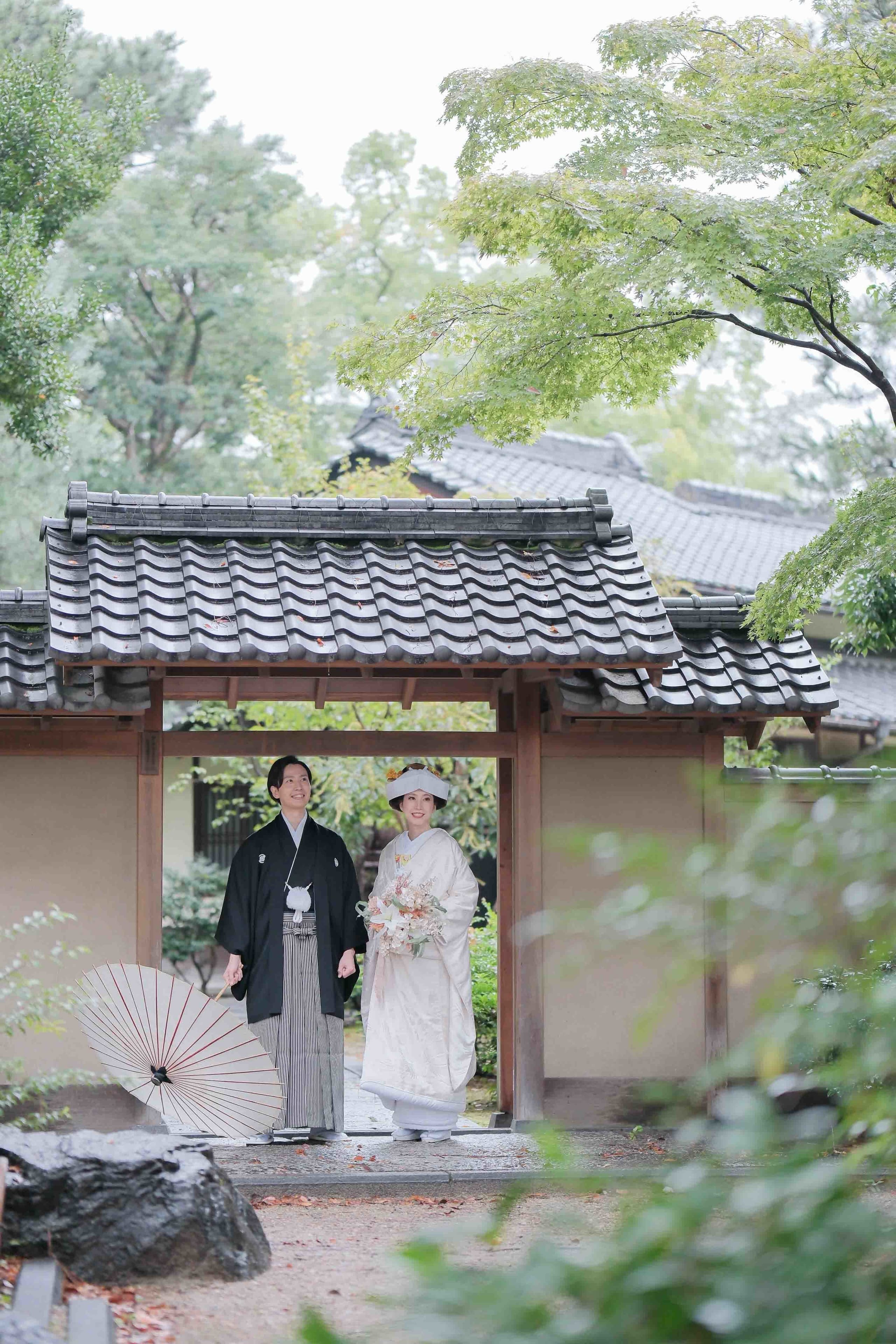 ALT="名古屋前撮りで笑顔の新郎新婦"