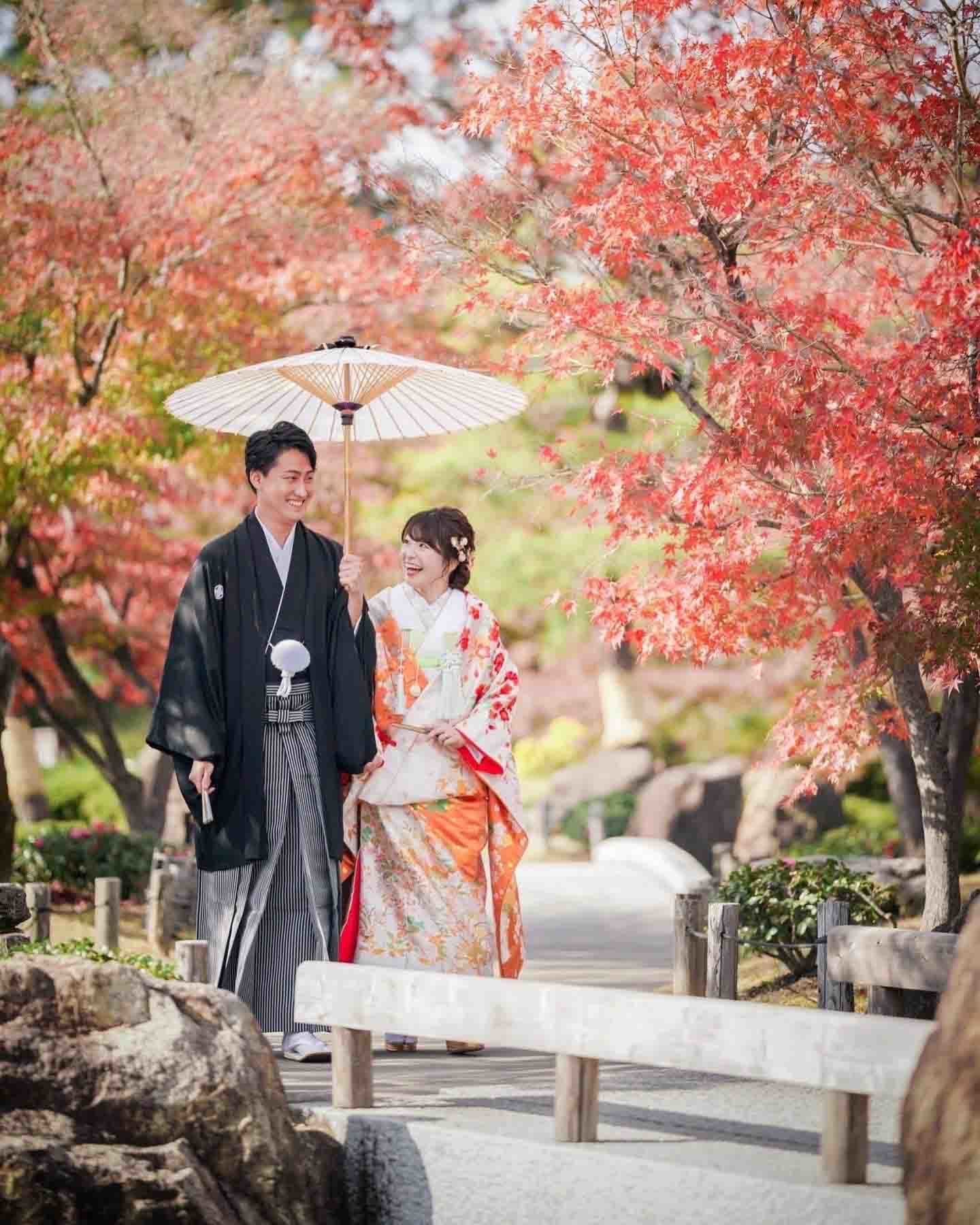 ALT="名古屋前撮りで笑顔の新郎新婦"