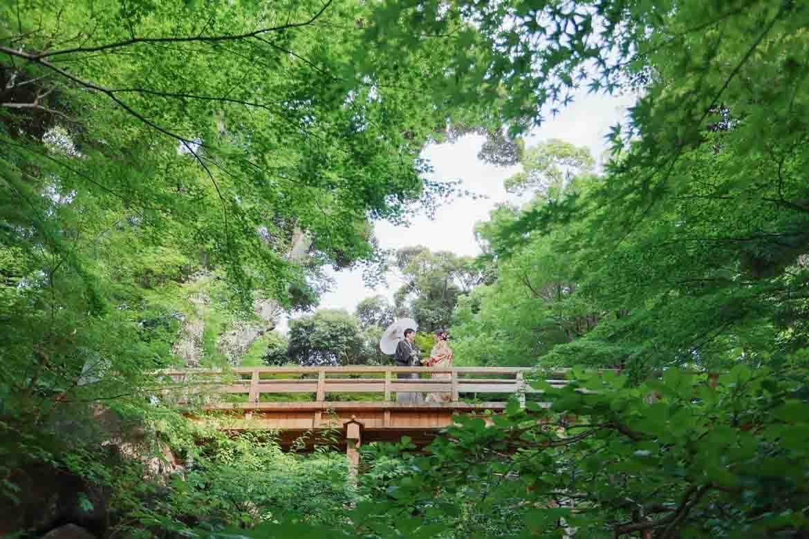 徳川園前撮りで和装で番傘を持つ新郎新婦