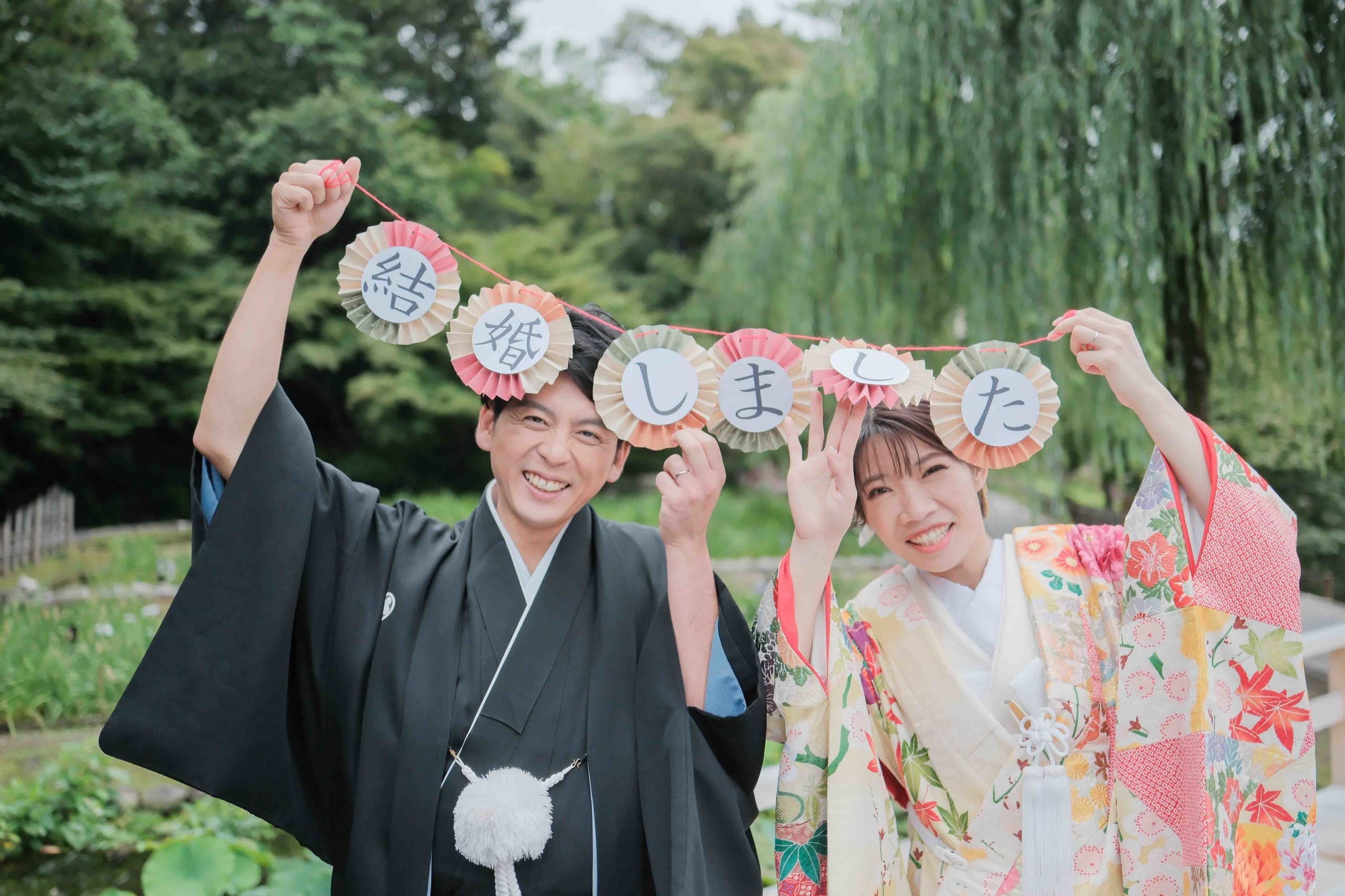徳川園前撮りでガーランドをもって笑顔の新郎新婦
