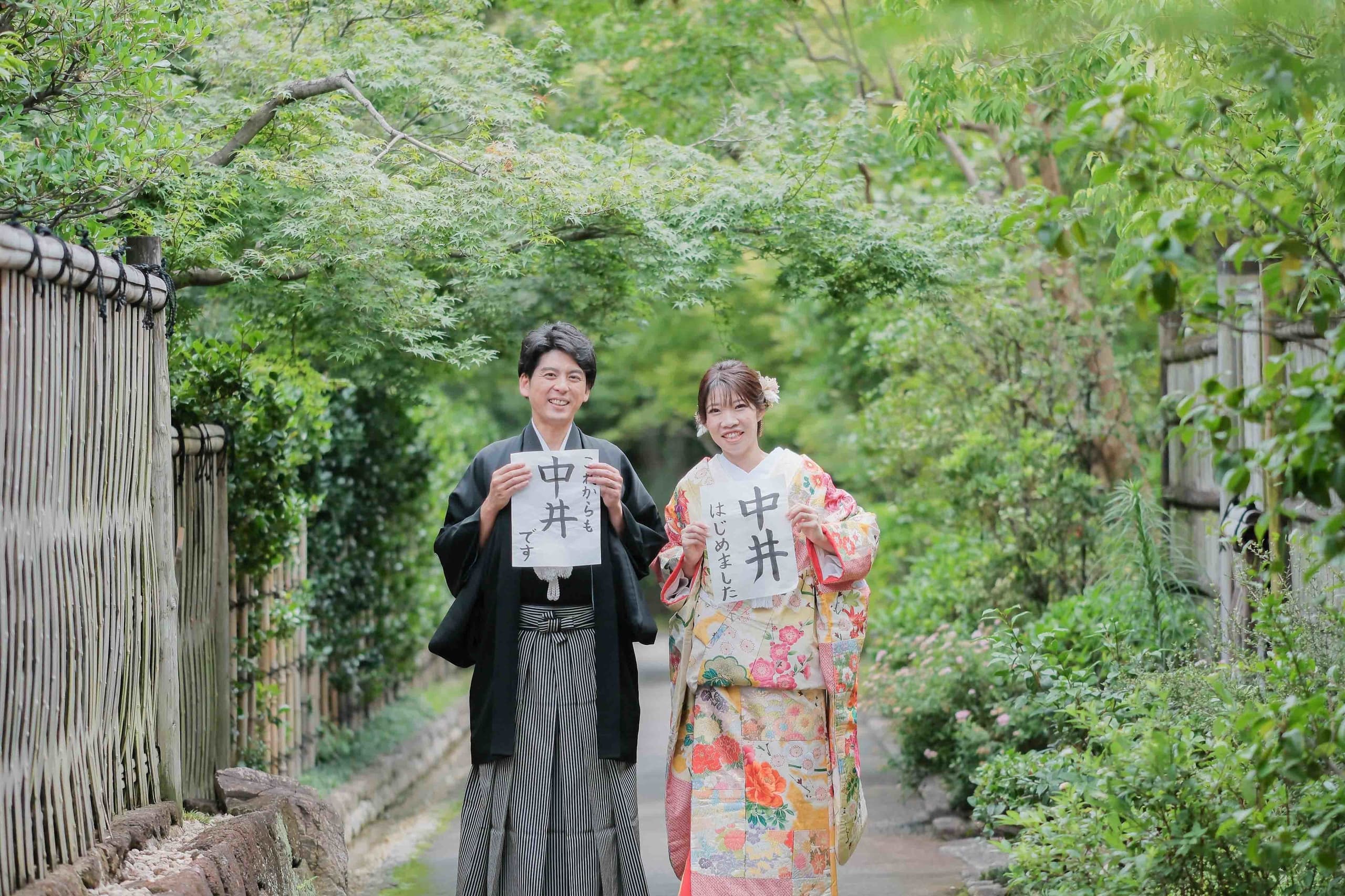 徳川園前撮りで笑顔で習字を持つ新郎新婦