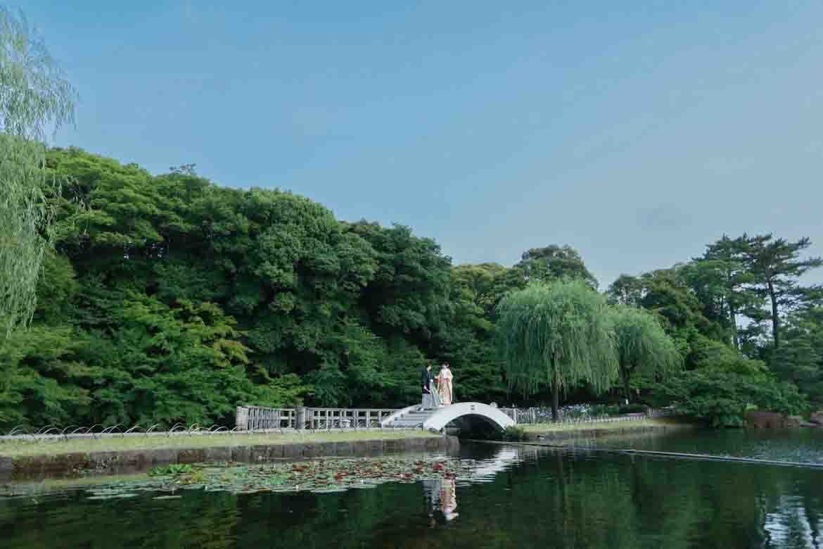 徳川園前撮りで景色を楽しむ新郎新婦