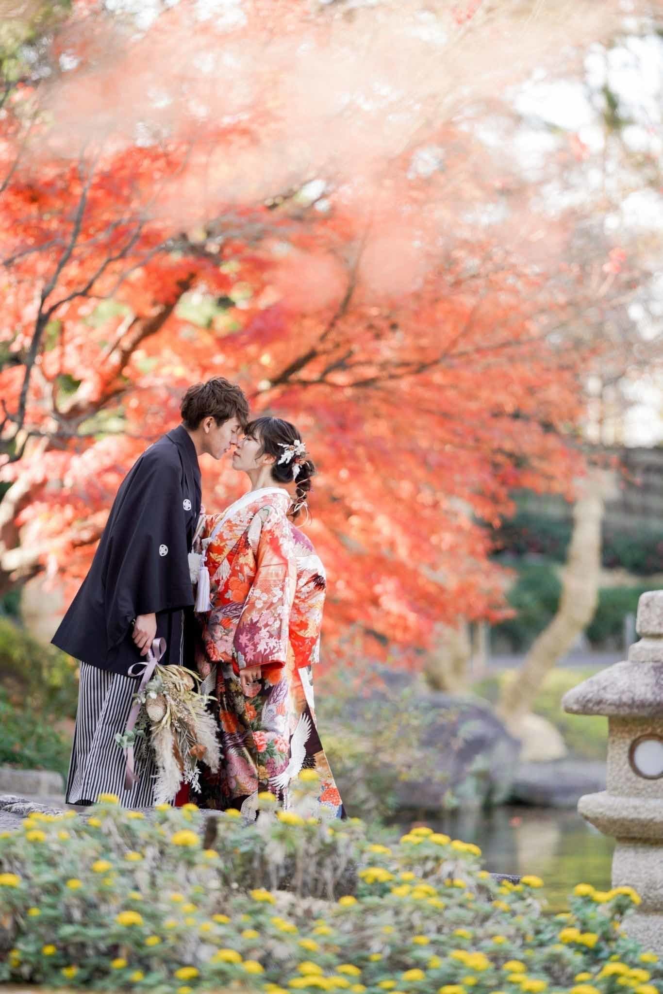 紅葉の徳川園前撮りで笑顔の新郎新婦