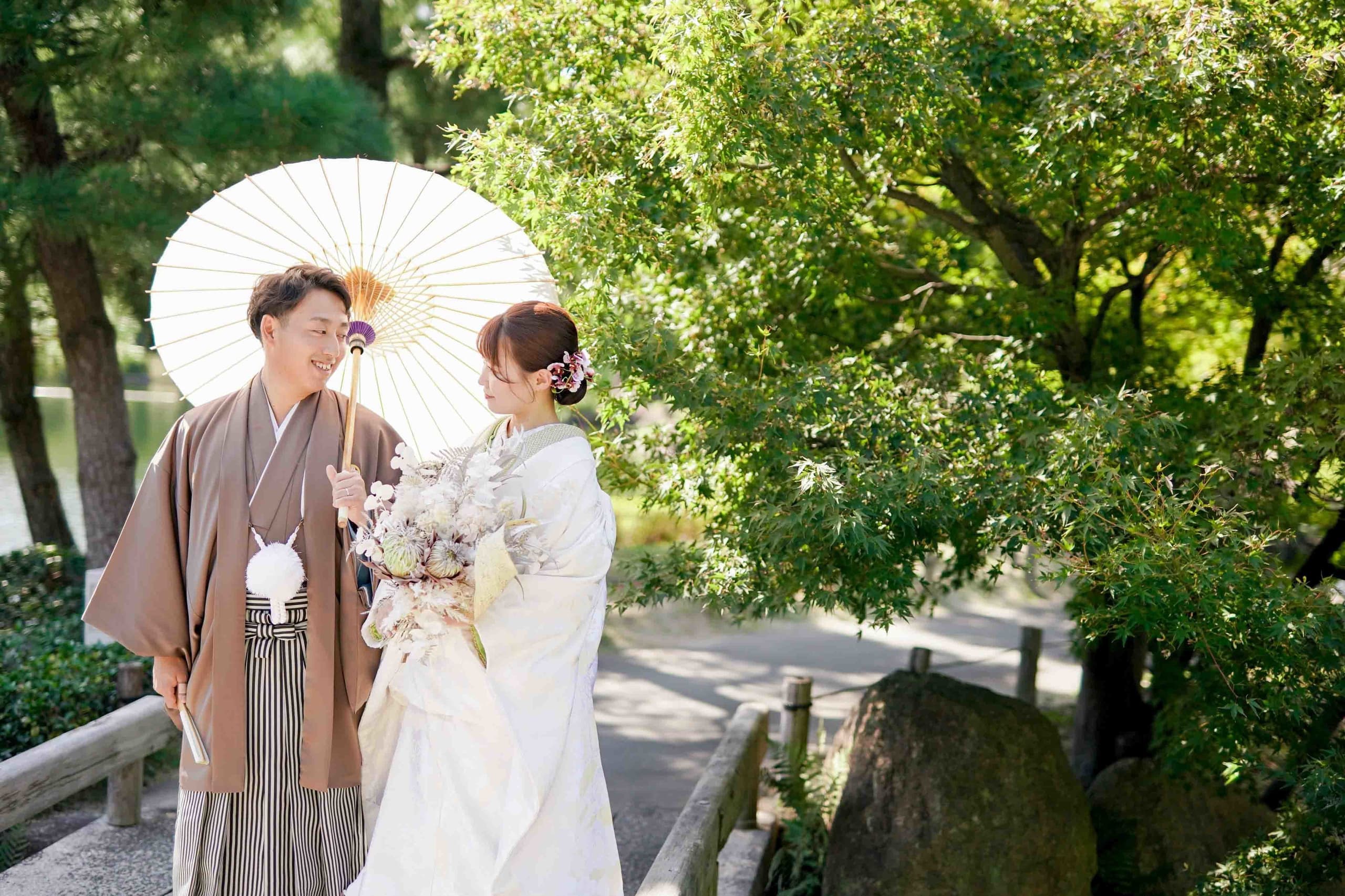徳川園前撮りで見つめ合う新郎新婦