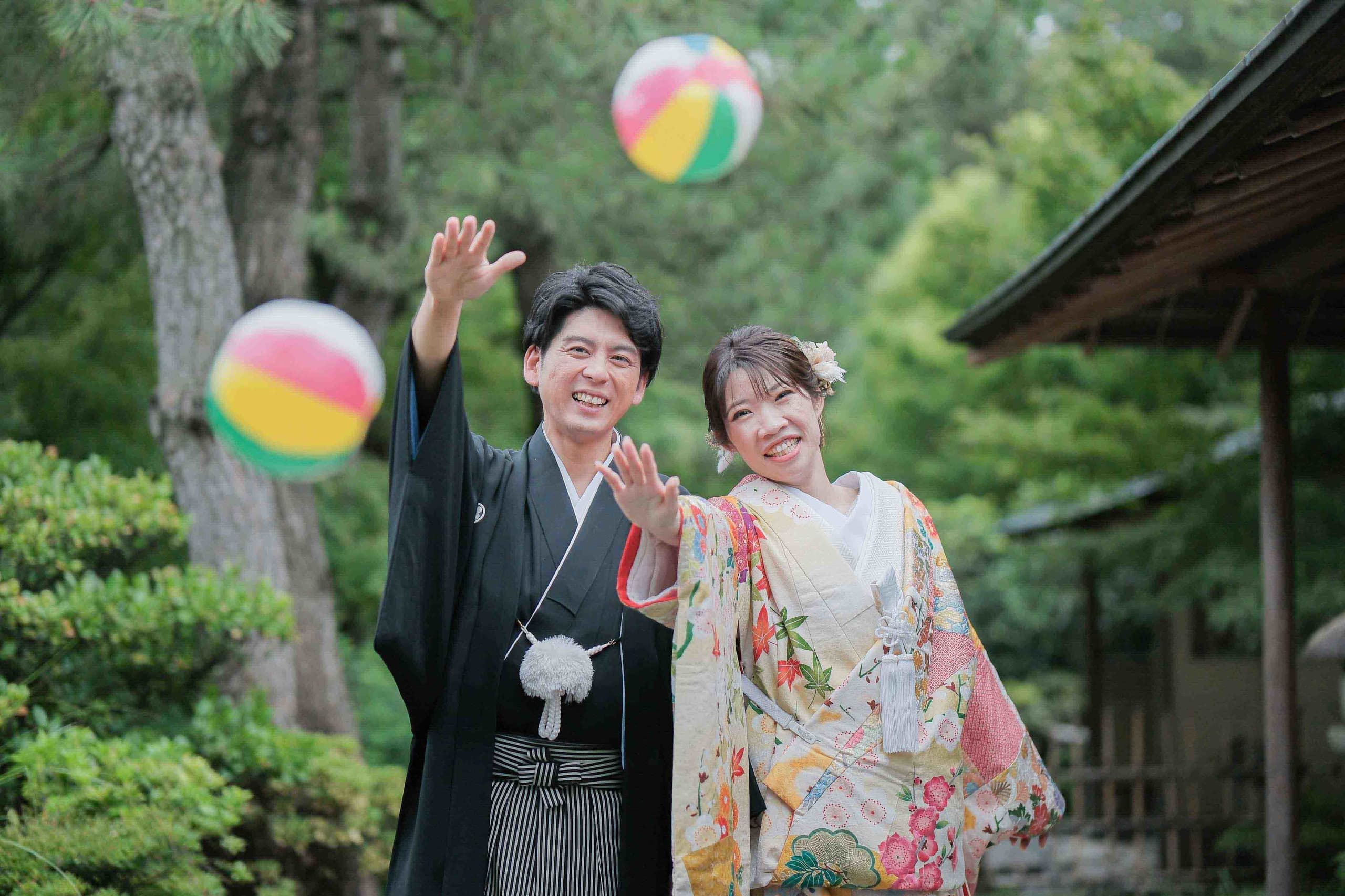 徳川園前撮りで笑顔の新郎新婦