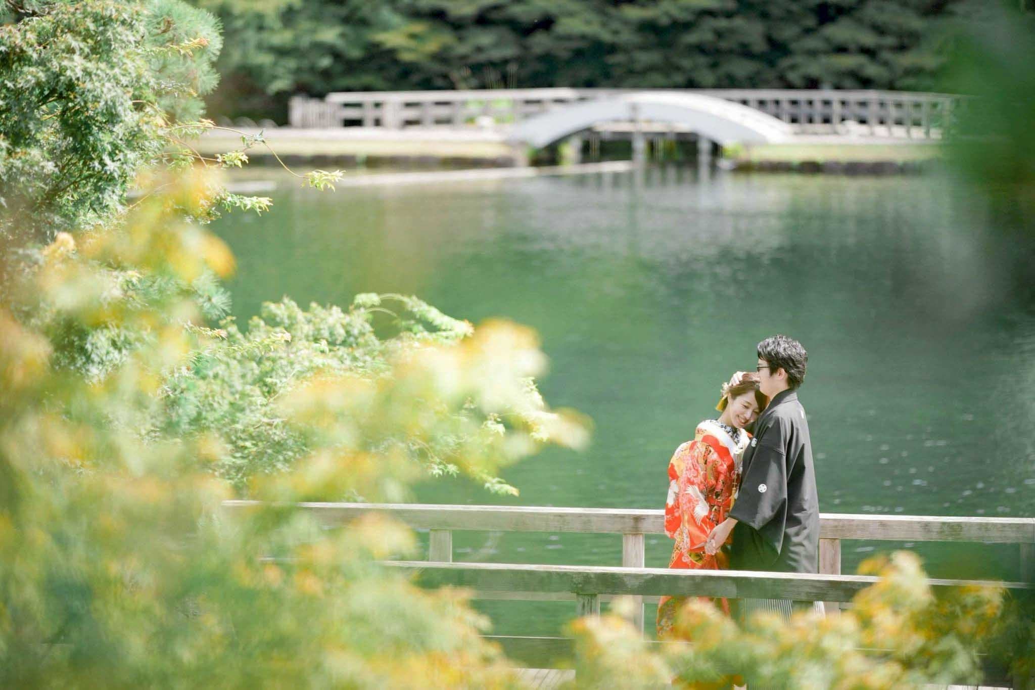 徳川園前撮りで見つめ合う新郎新婦