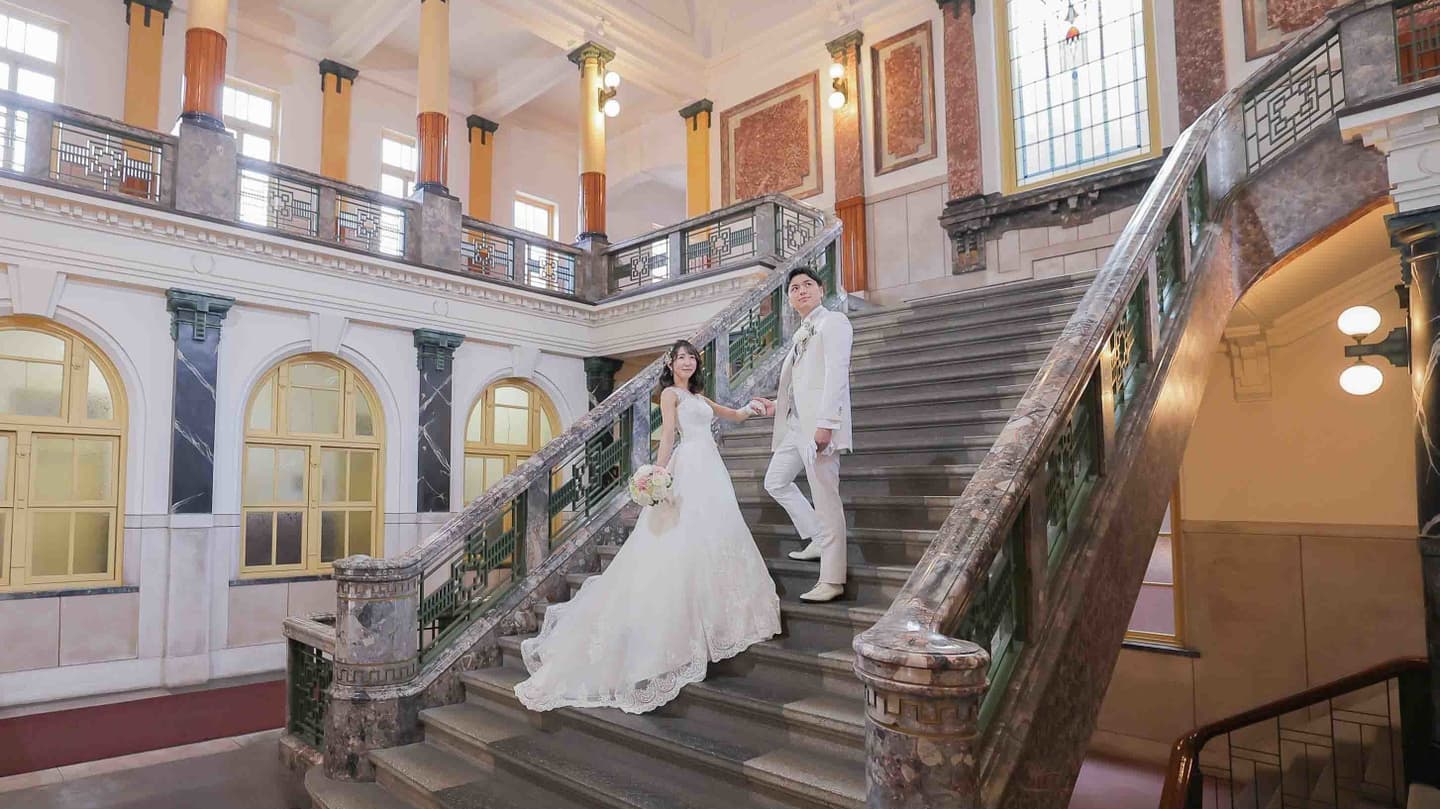 市政資料館前撮りで見つめ合う新郎新婦