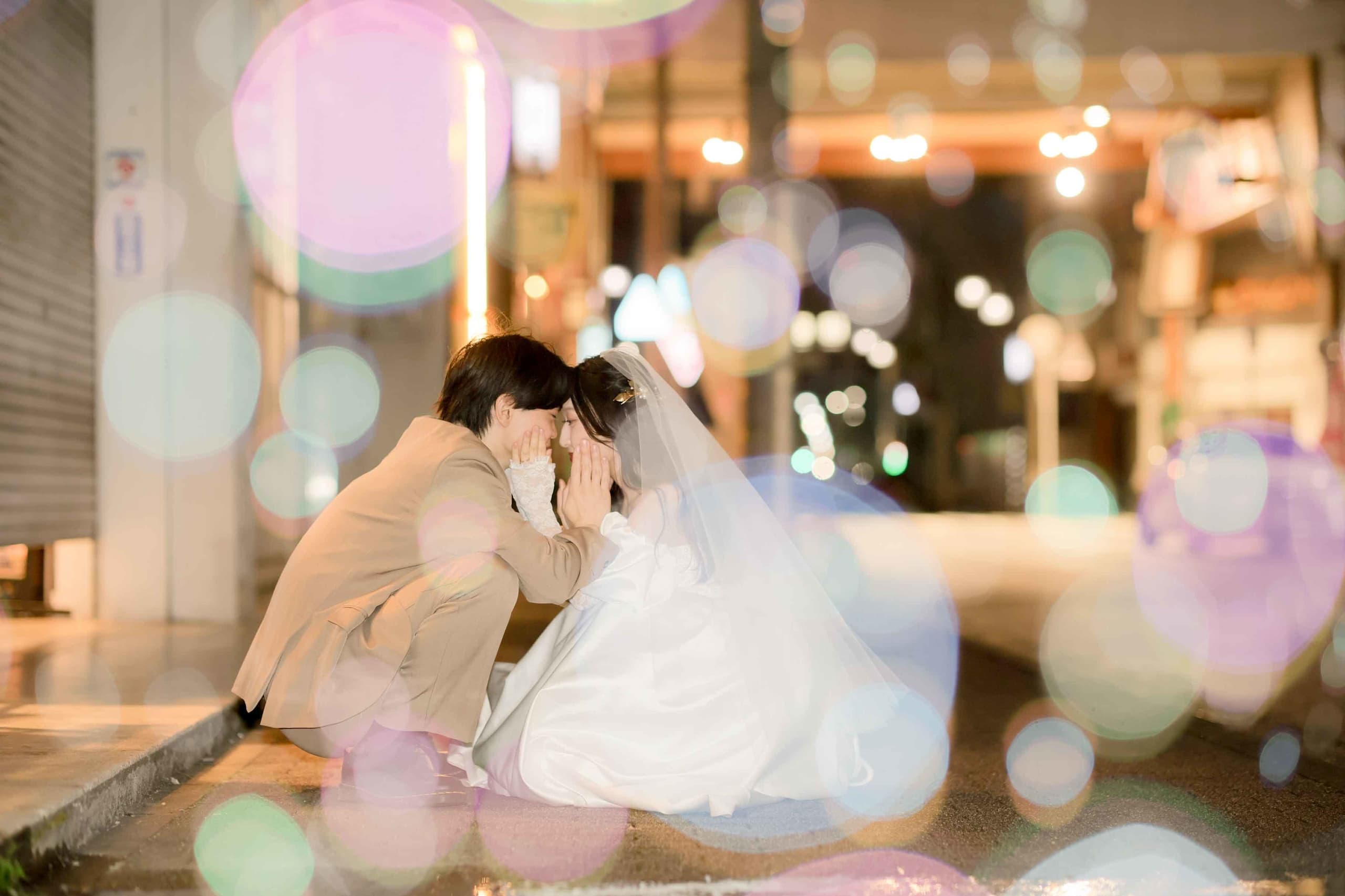 大須前撮りでしゃぼん玉で遊ぶ新郎新婦