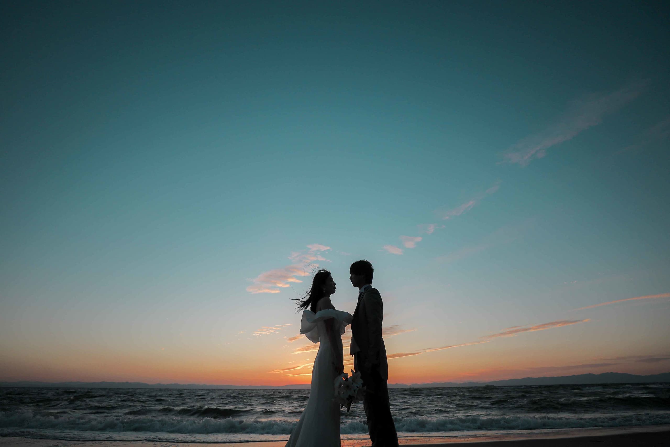 野間灯台ビーチ前撮りで夕陽シルエットな新郎新婦