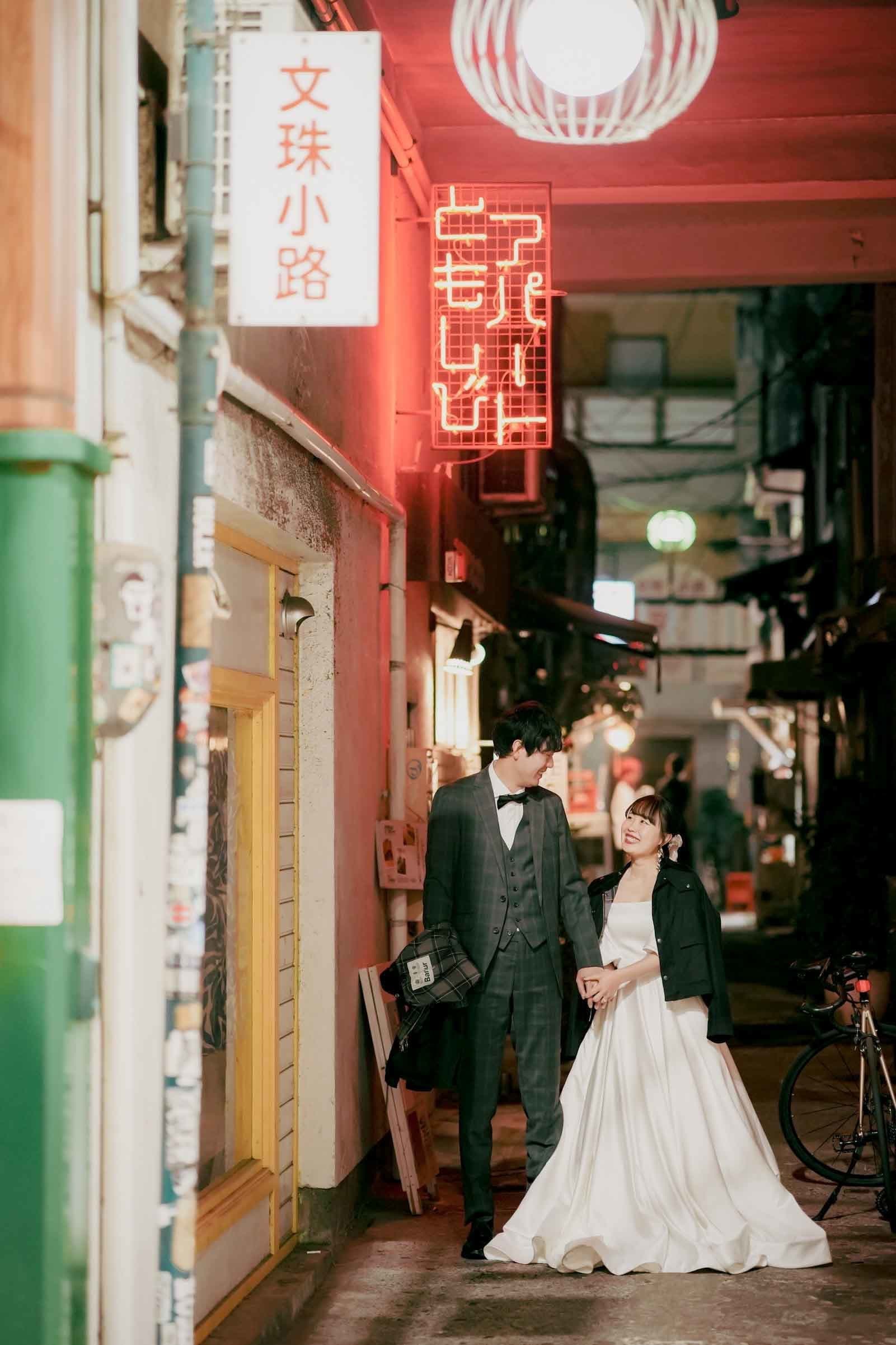 大須前撮りで見つめ合う新郎新婦