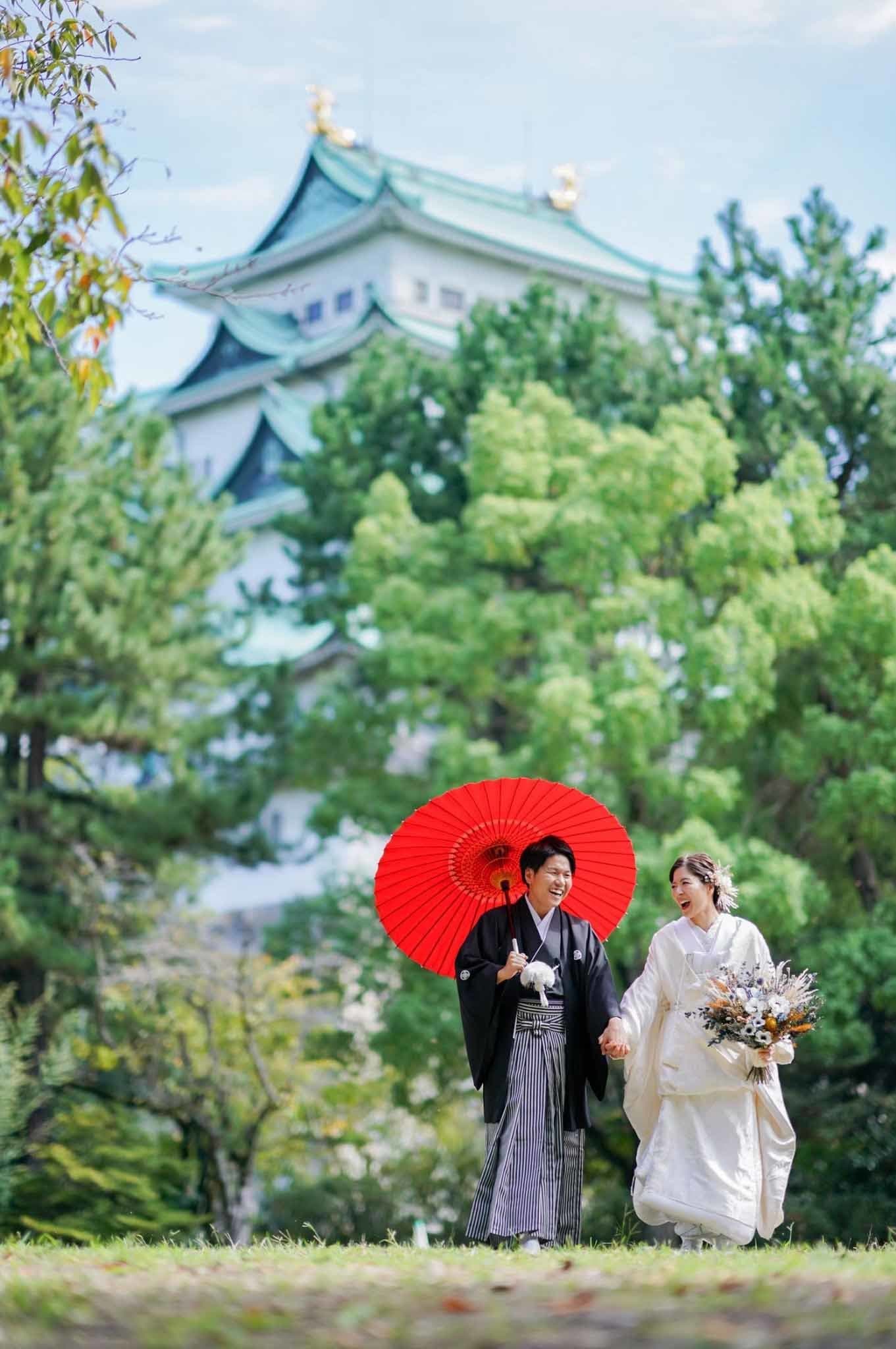名古屋城前撮りで散歩する市政資料館前撮りで笑顔の新郎新婦