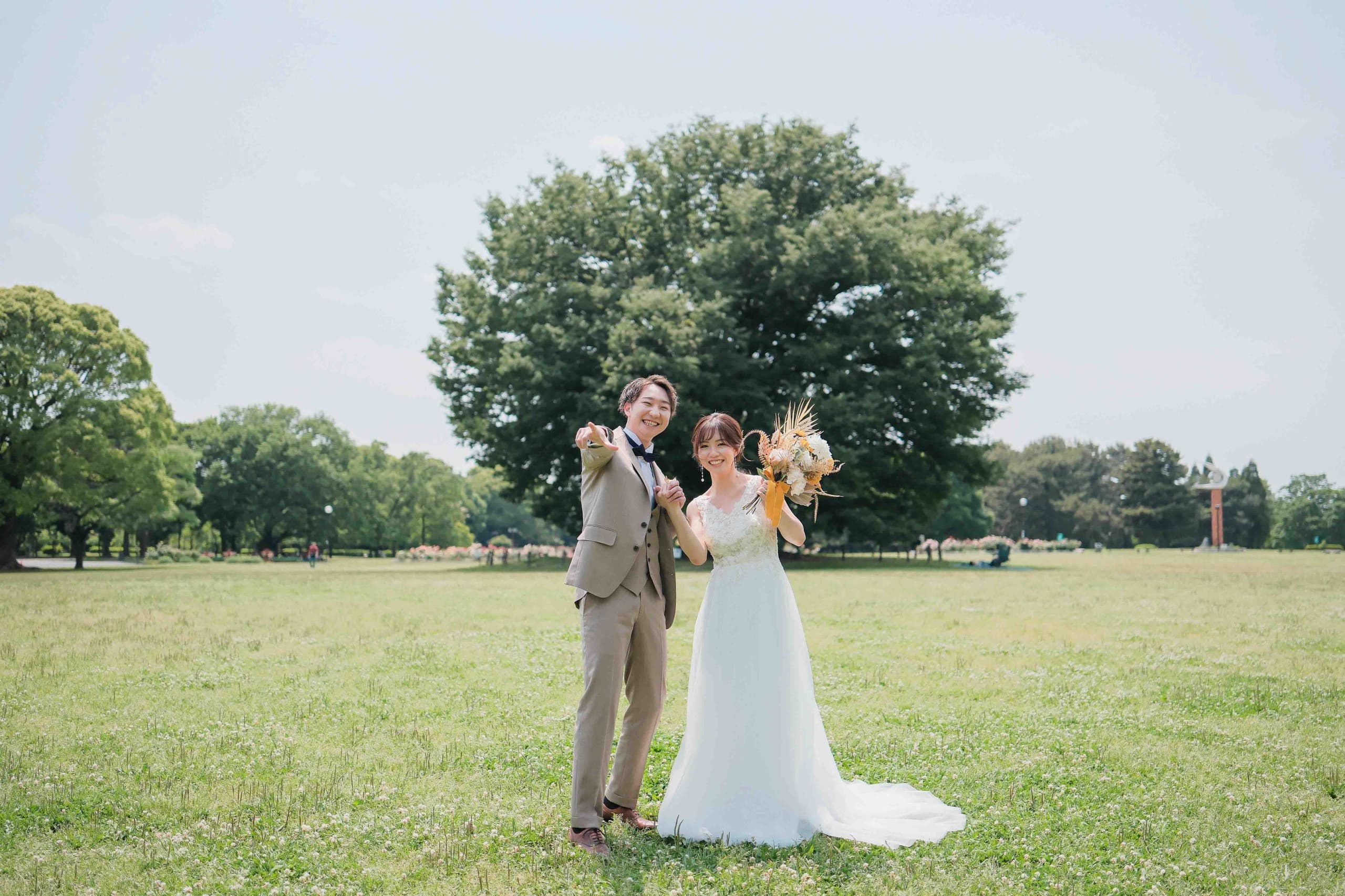 名古屋庄内緑地公園でドレス前撮りを楽しむ新郎新婦