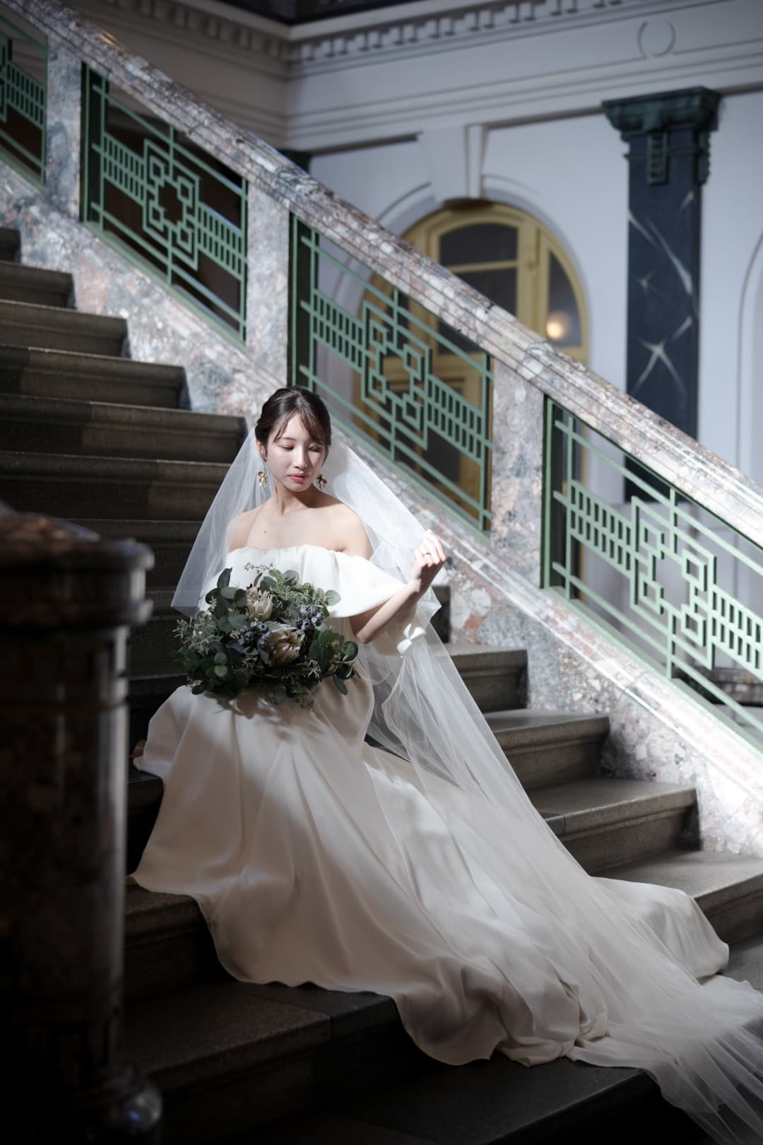 市政資料館の中央階段でドレスが映える前撮り写真